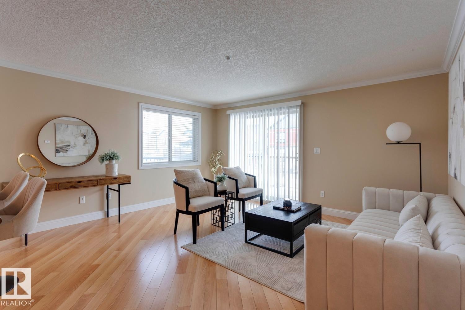 #207 14612 125 St Nw, Edmonton, AB - Indoor Photo Showing Living Room