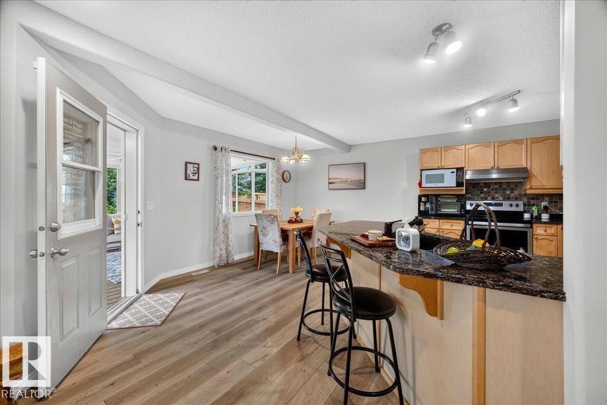 Kitchen and dining area featuring wood-finish flooring - 6 Norfolk Close, St. Albert, AB - Indoor