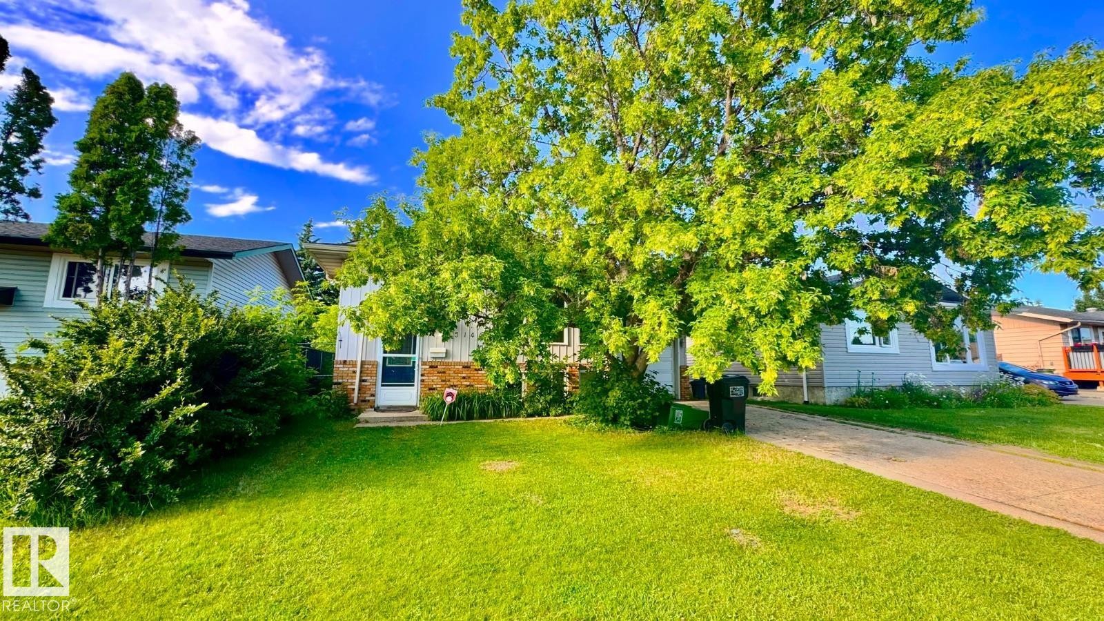Well-maintained front lawn with mature trees providing ample shade - 5144 37 Avenue Nw, Edmonton, AB - Outdoor