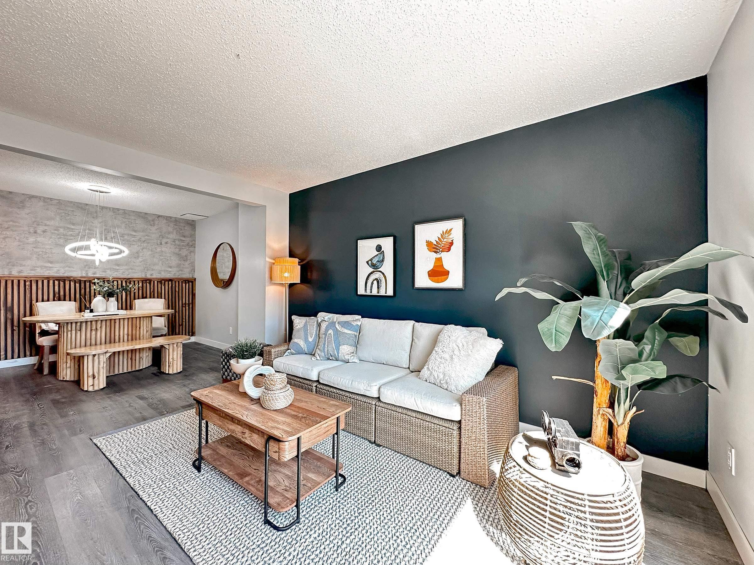 862 Erin Place Nw, Edmonton, AB - Indoor Photo Showing Living Room