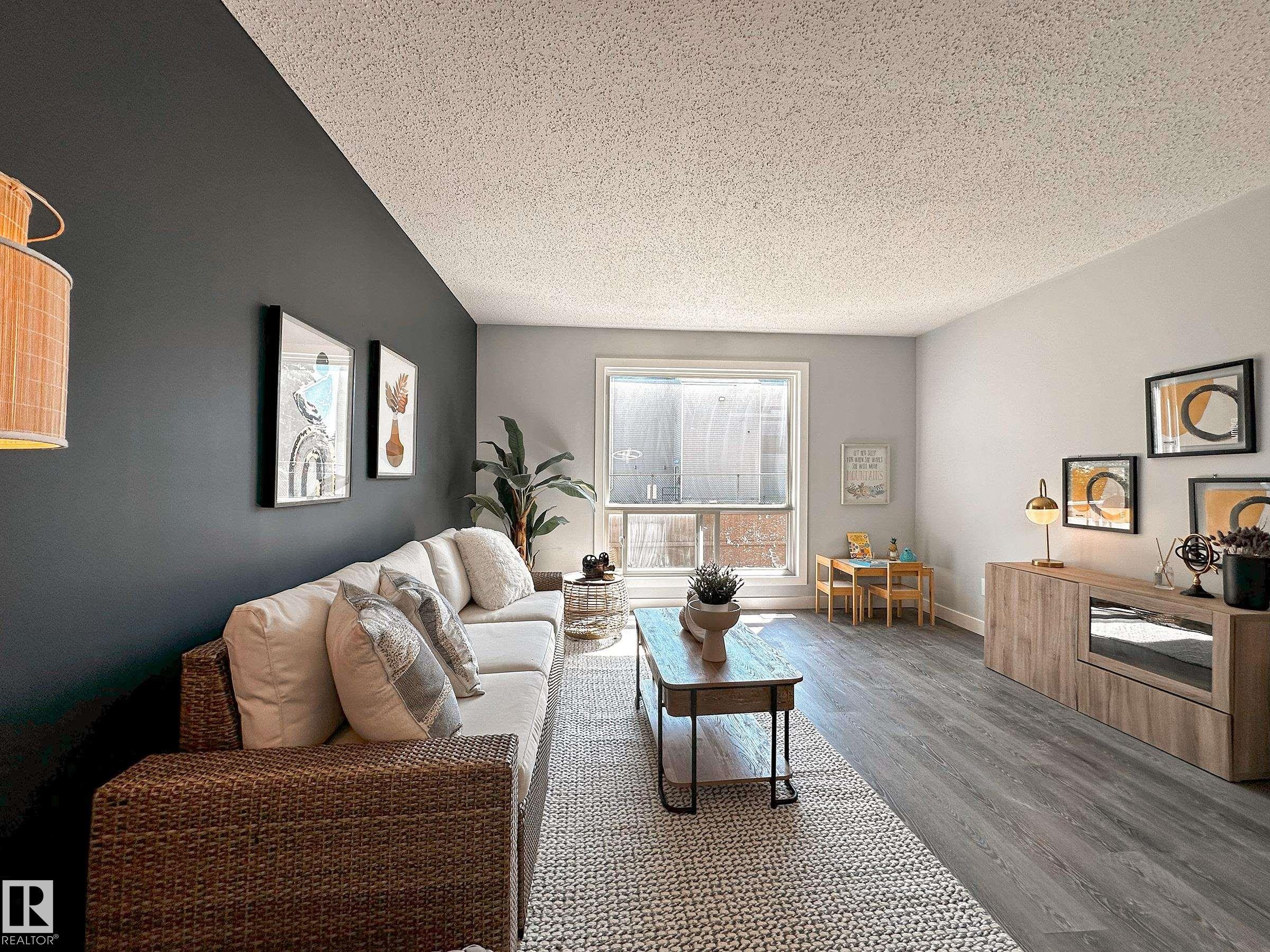 862 Erin Place Nw, Edmonton, AB - Indoor Photo Showing Living Room