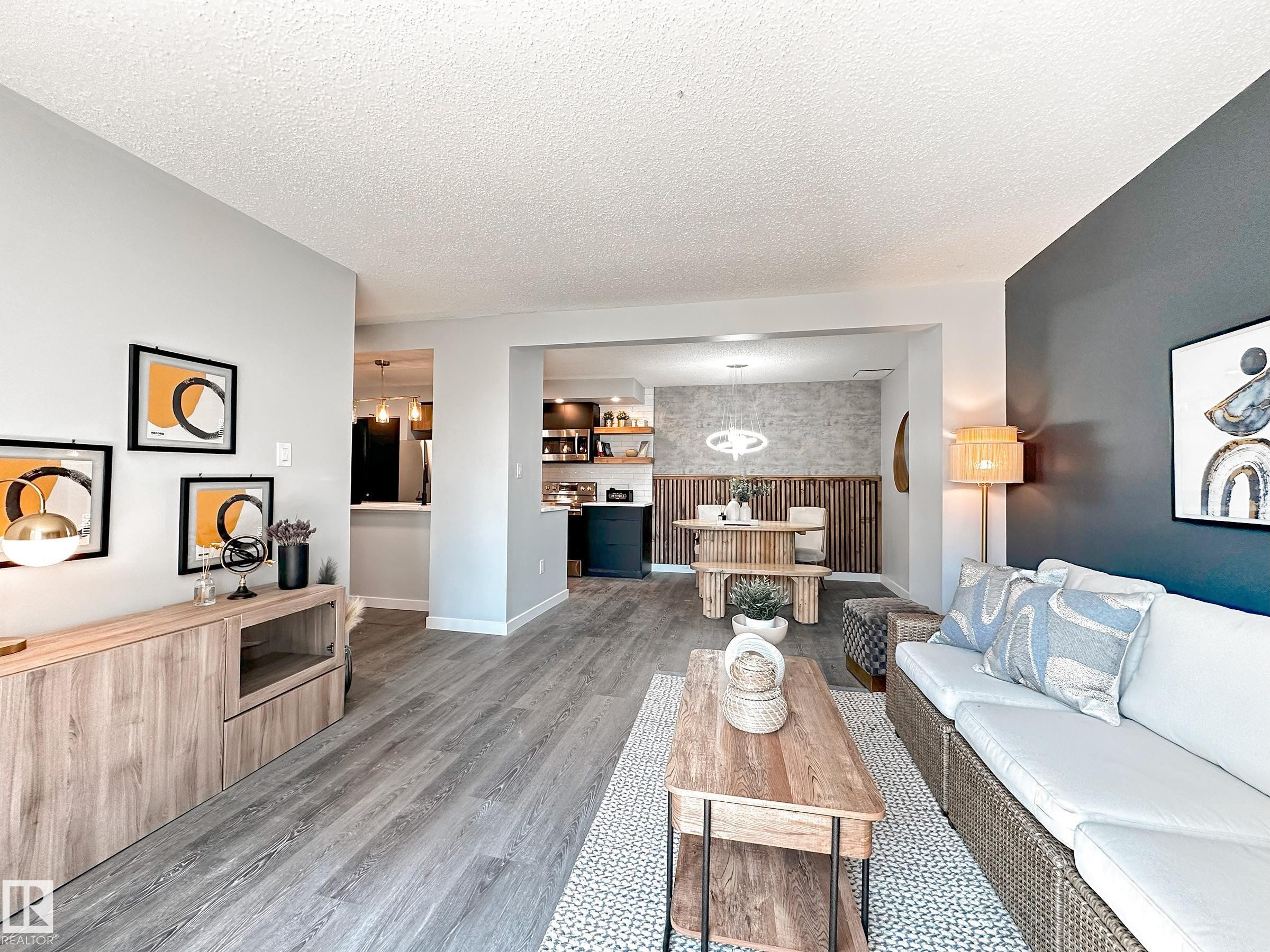 862 Erin Place Nw, Edmonton, AB - Indoor Photo Showing Living Room