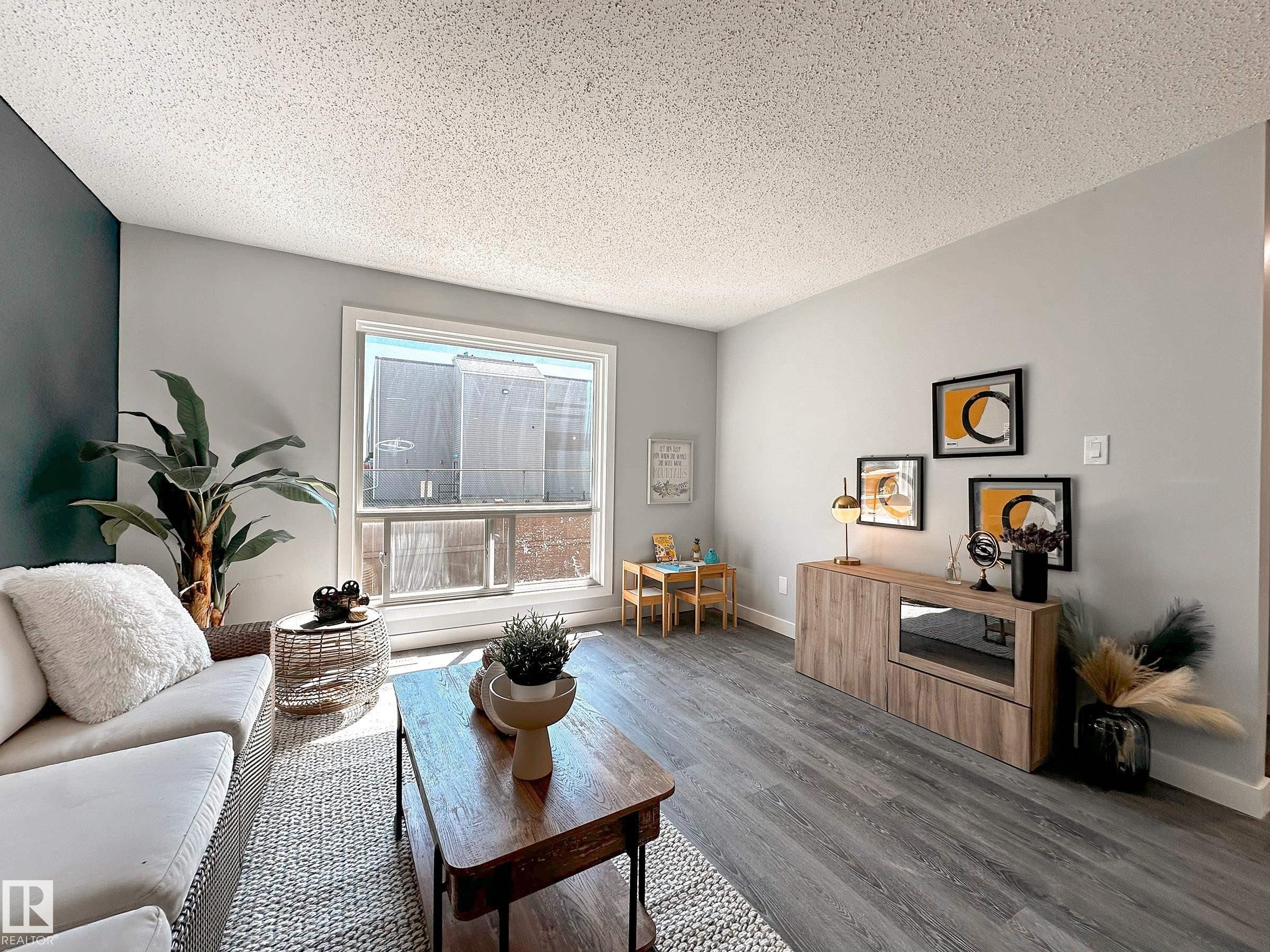 862 Erin Place Nw, Edmonton, AB - Indoor Photo Showing Living Room
