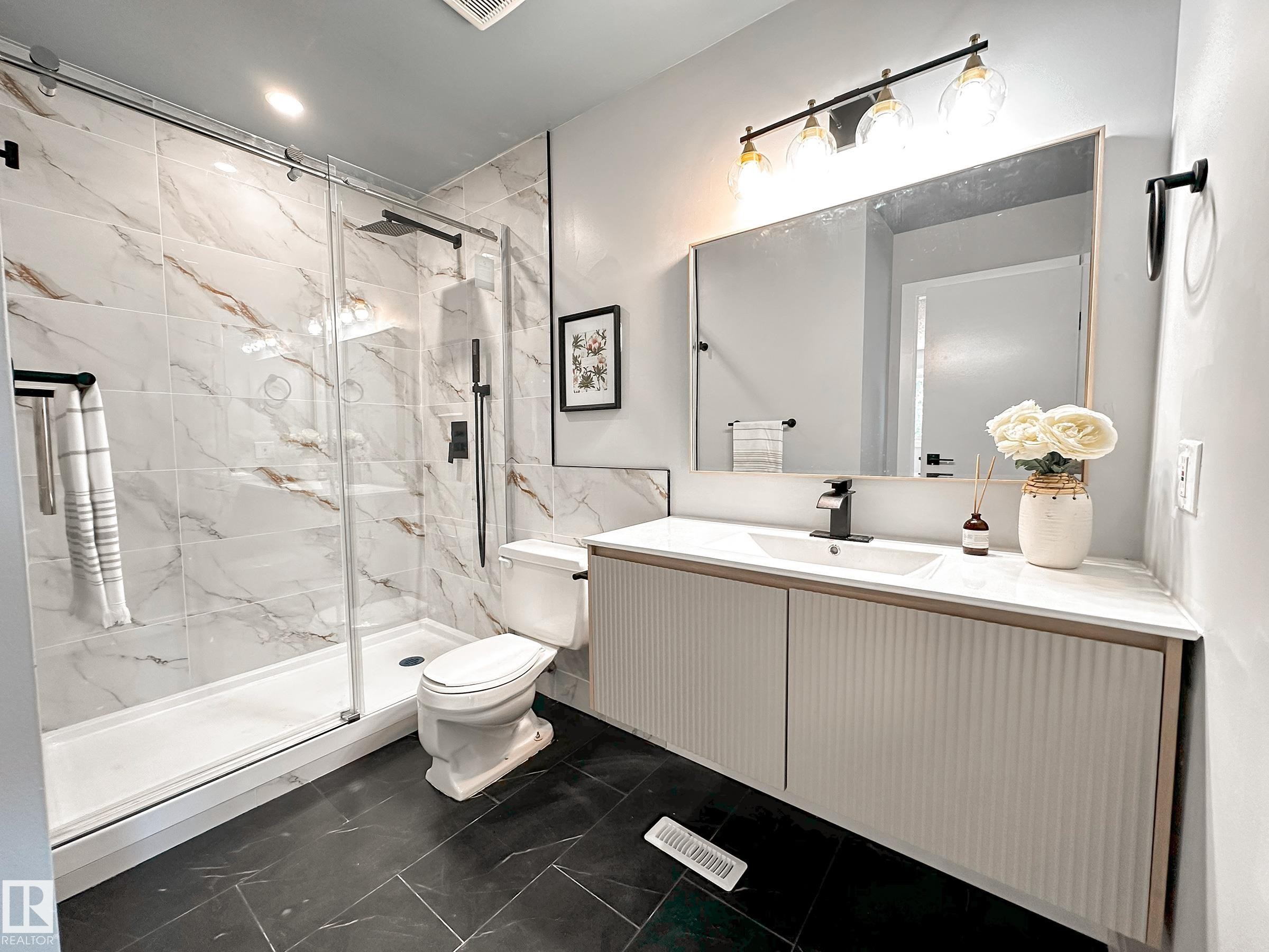 862 Erin Place Nw, Edmonton, AB - Indoor Photo Showing Bathroom