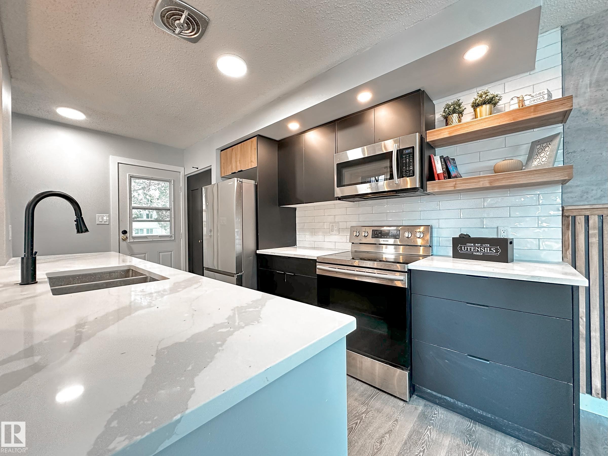 862 Erin Place Nw, Edmonton, AB - Indoor Photo Showing Kitchen With Double Sink With Upgraded Kitchen