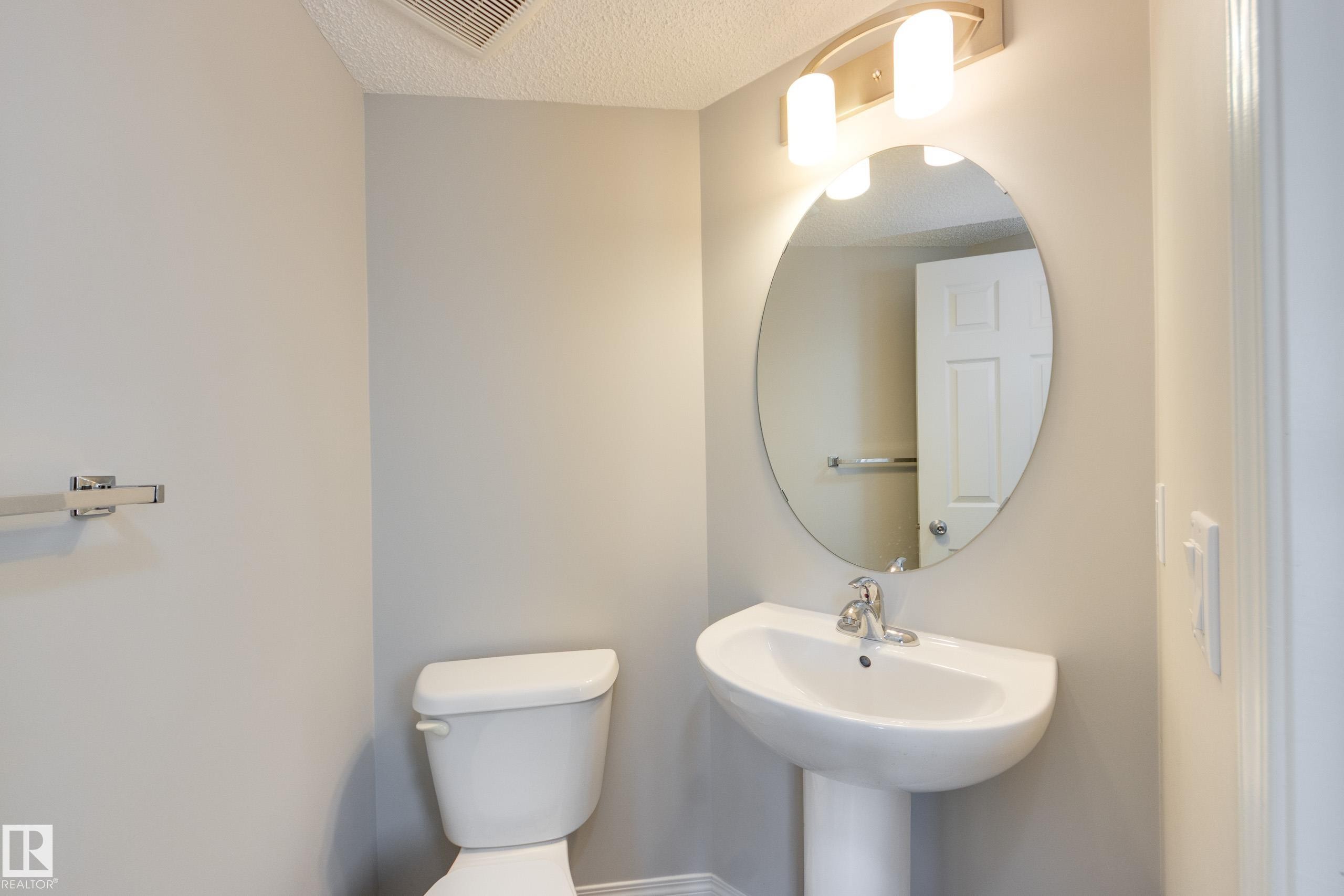1241 Chappelle Boulevard Sw, Edmonton, AB - Indoor Photo Showing Bathroom
