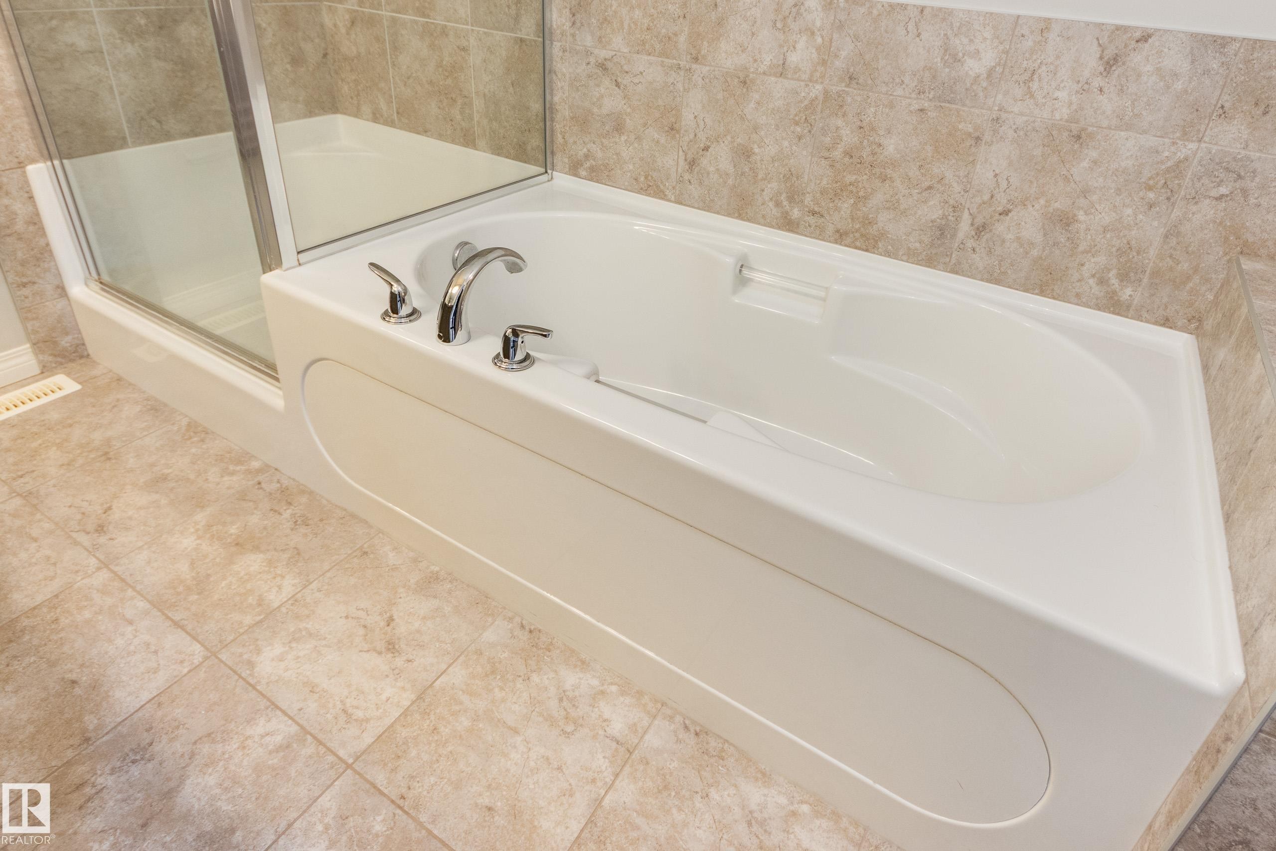 1241 Chappelle Boulevard Sw, Edmonton, AB - Indoor Photo Showing Bathroom