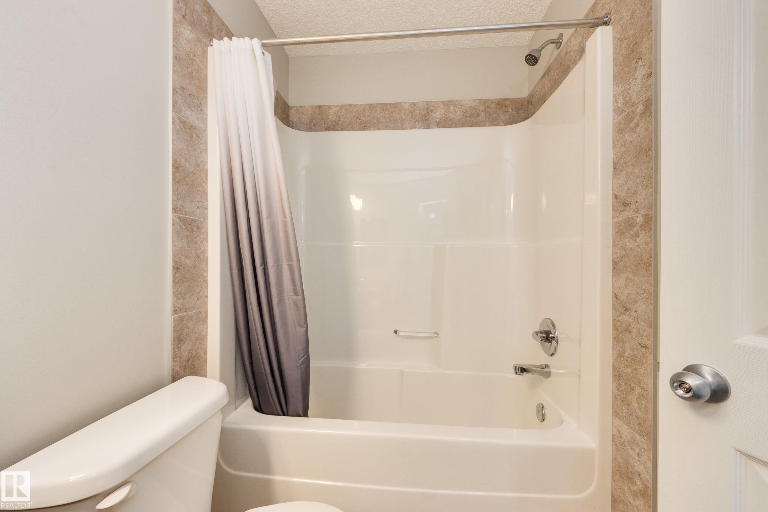 1241 Chappelle Boulevard Sw, Edmonton, AB - Indoor Photo Showing Bathroom