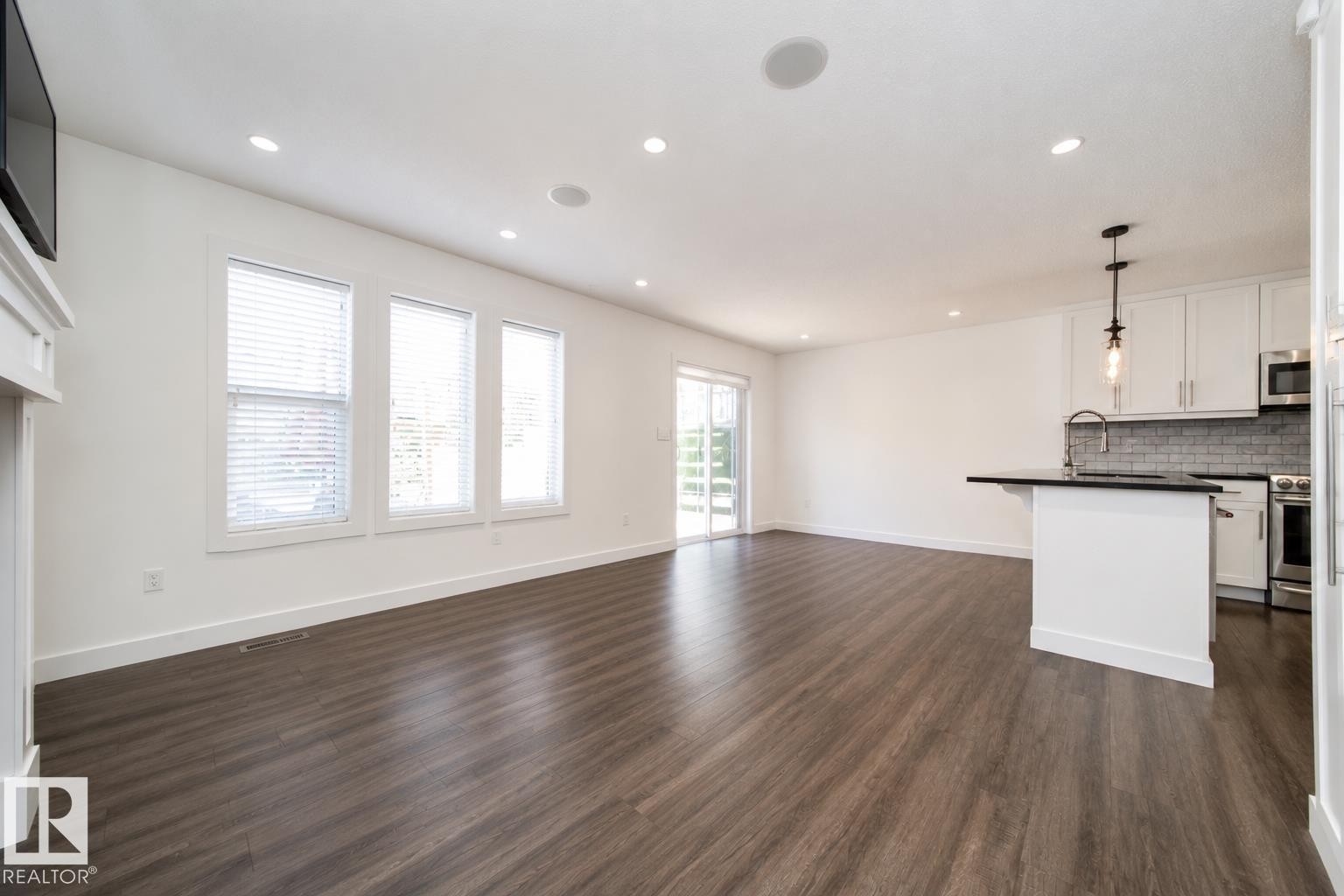 8916 217 Street Nw, Edmonton, AB - Indoor Photo Showing Kitchen