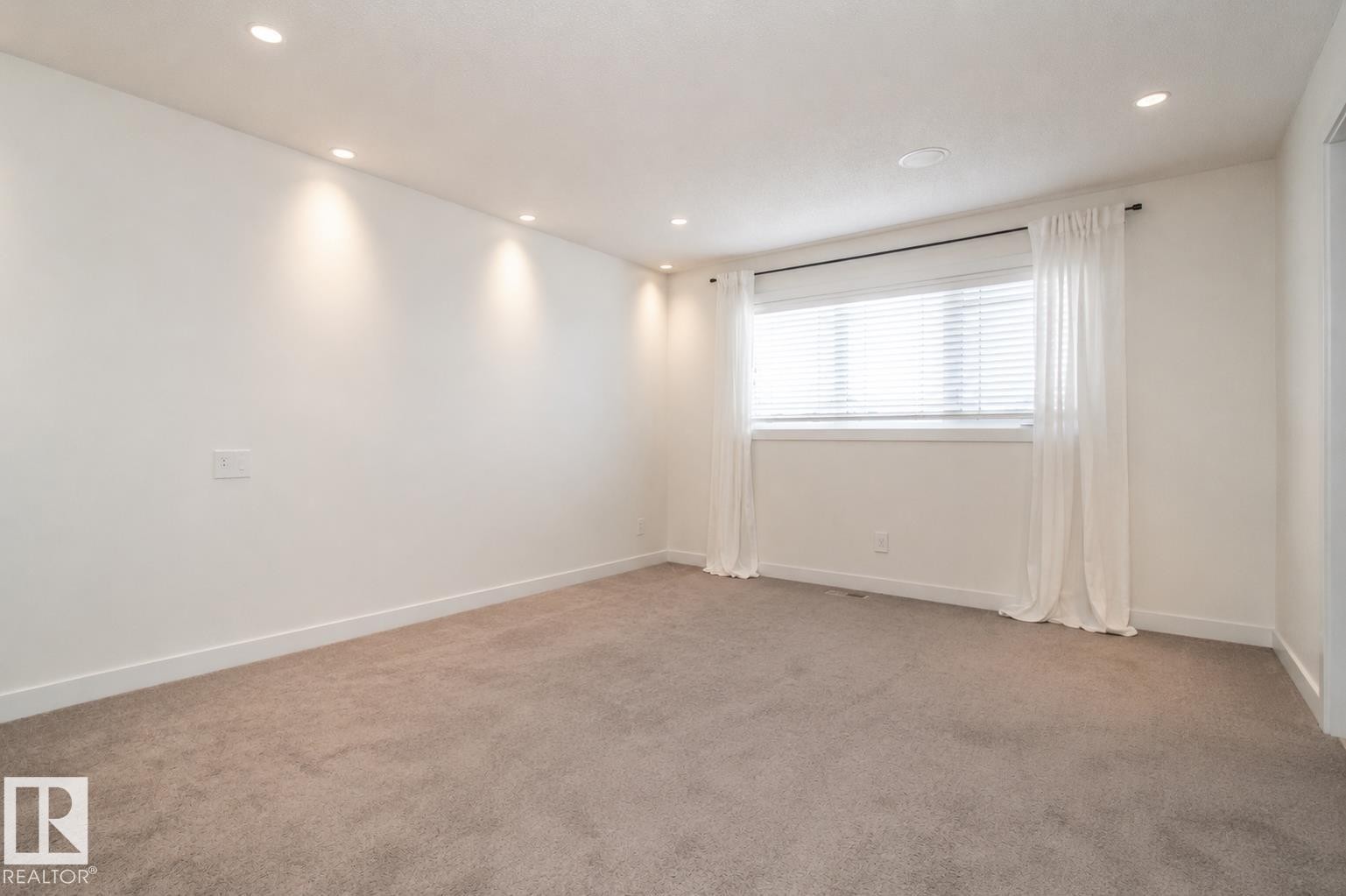 8916 217 Street Nw, Edmonton, AB - Indoor Photo Showing Other Room