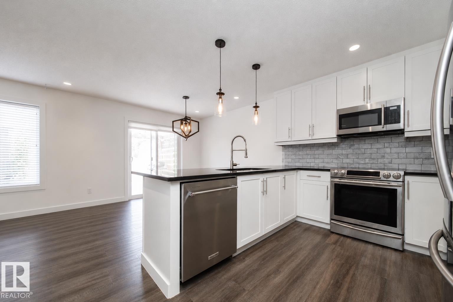 8916 217 Street Nw, Edmonton, AB - Indoor Photo Showing Kitchen With Stainless Steel Kitchen With Upgraded Kitchen