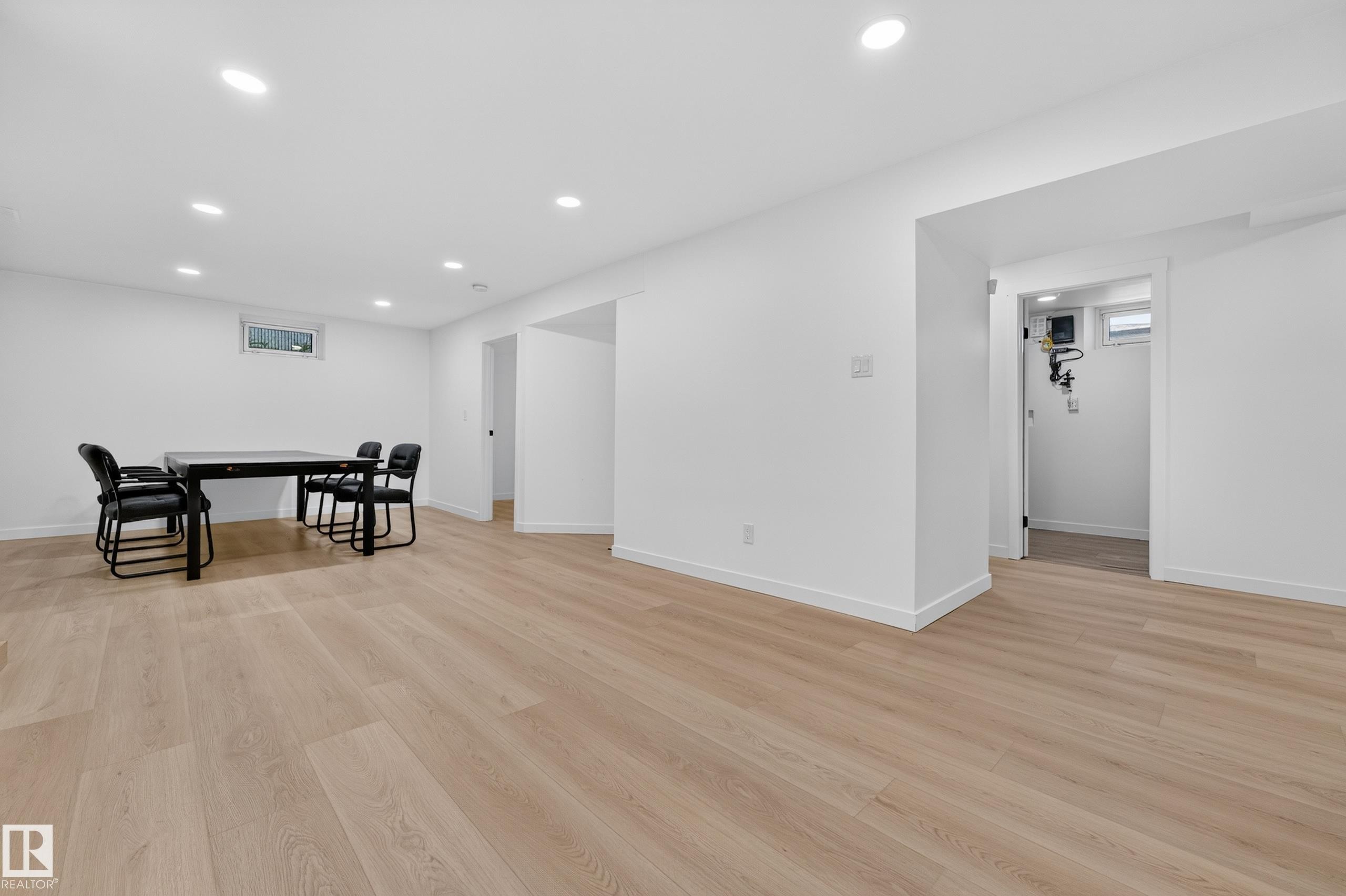 6011 93A Avenue Nw, Edmonton, AB - Indoor