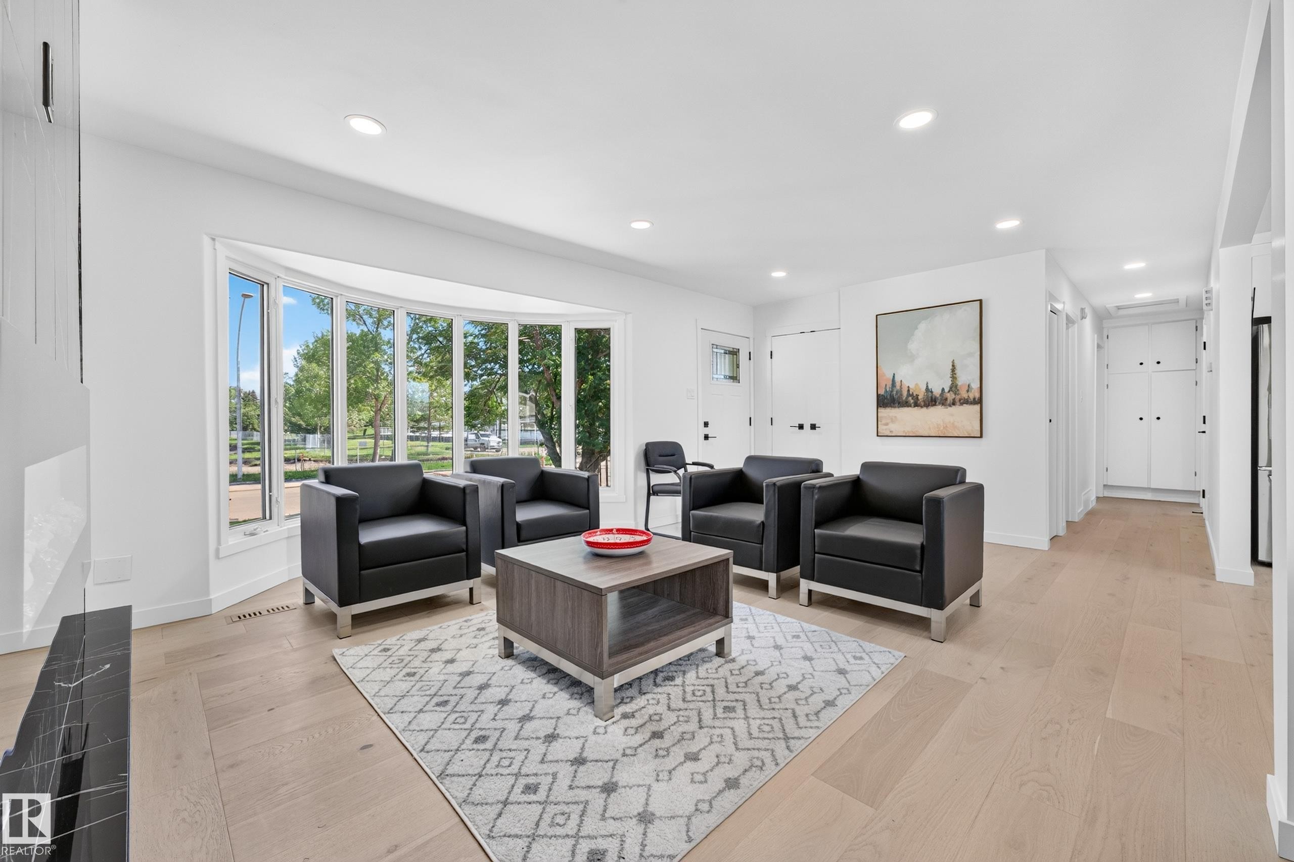 6011 93A Avenue Nw, Edmonton, AB - Indoor Photo Showing Living Room