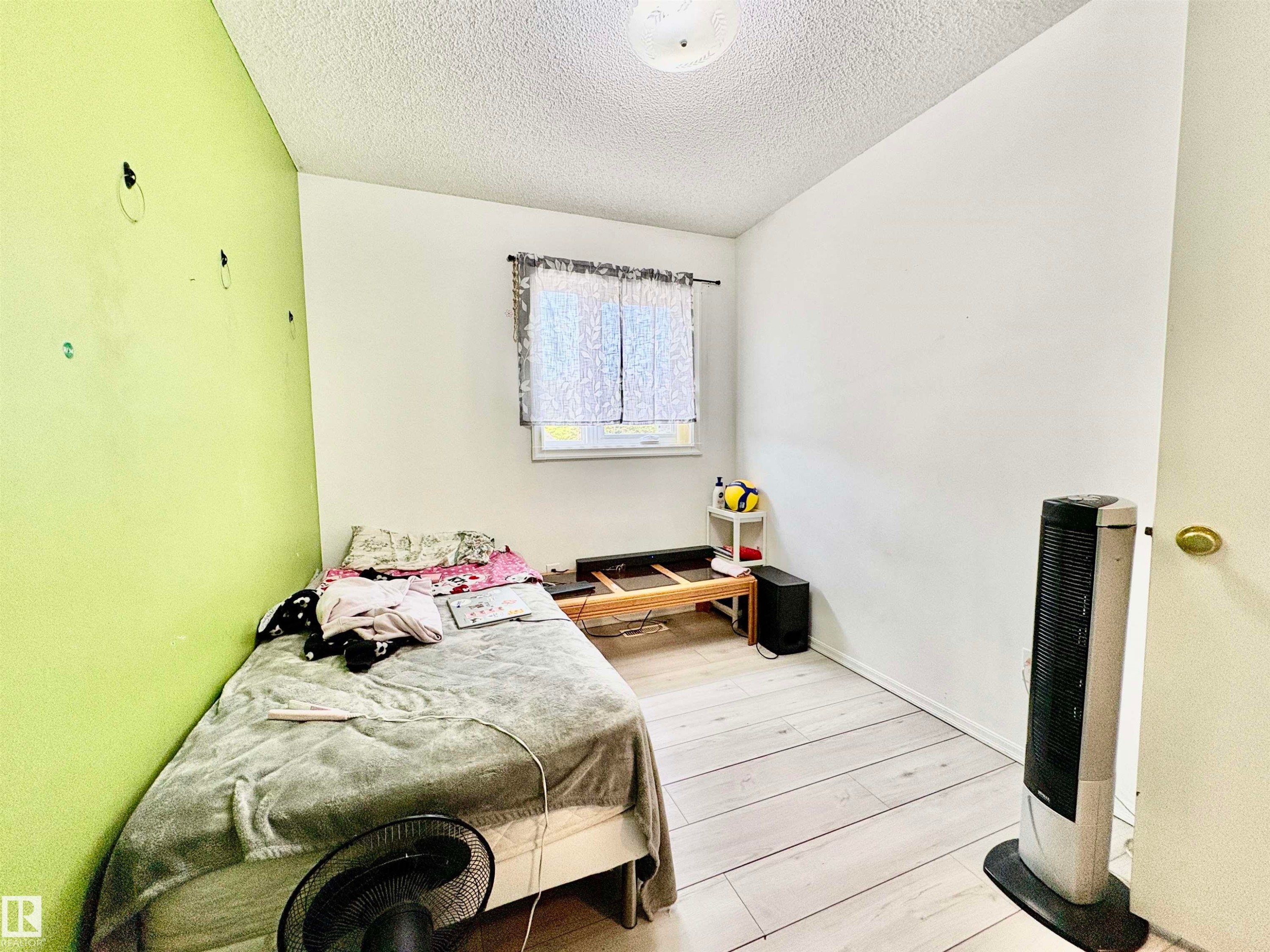 325 Kline Crescent Nw, Edmonton, AB - Indoor Photo Showing Bedroom