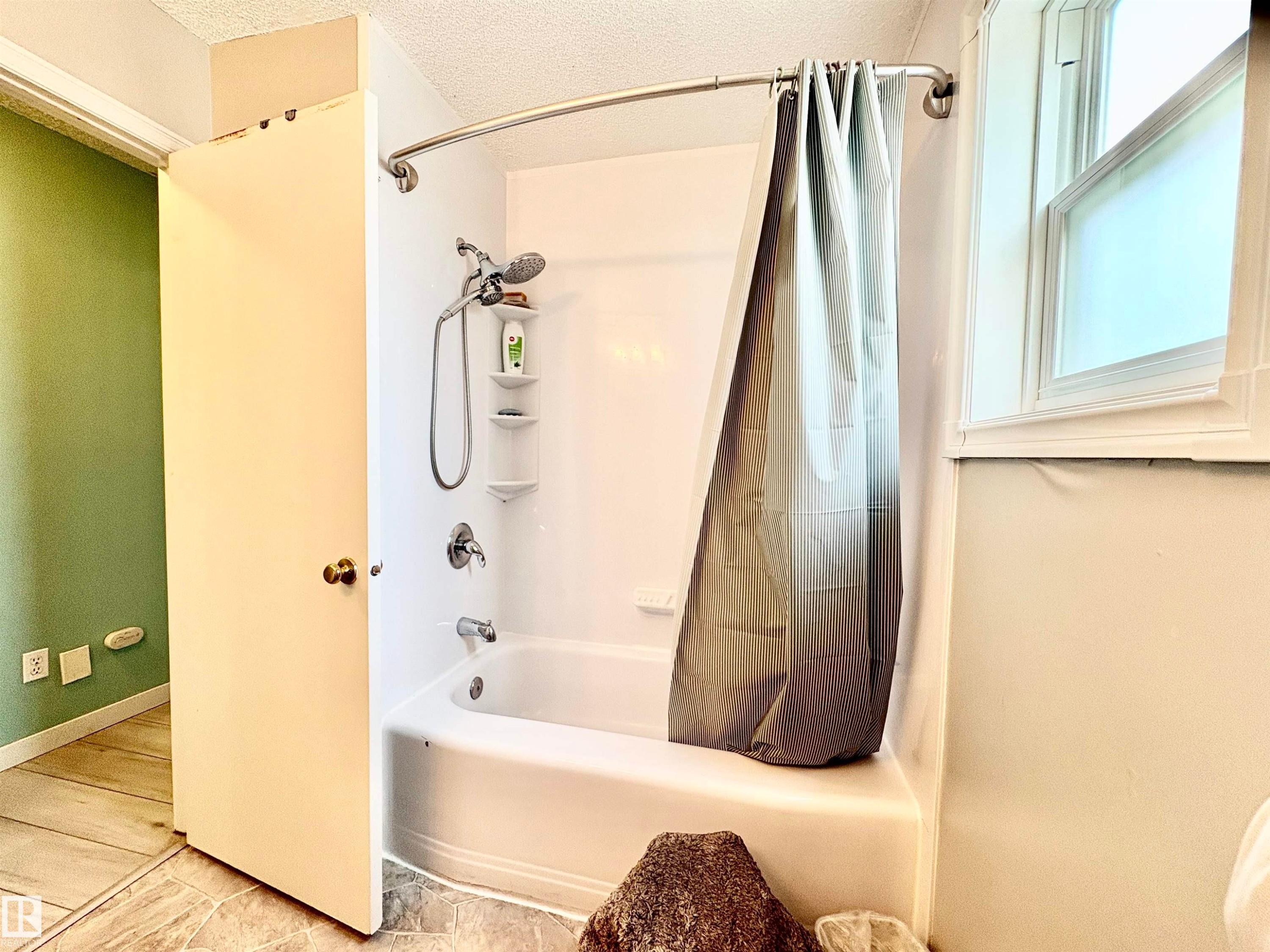 325 Kline Crescent Nw, Edmonton, AB - Indoor Photo Showing Bathroom