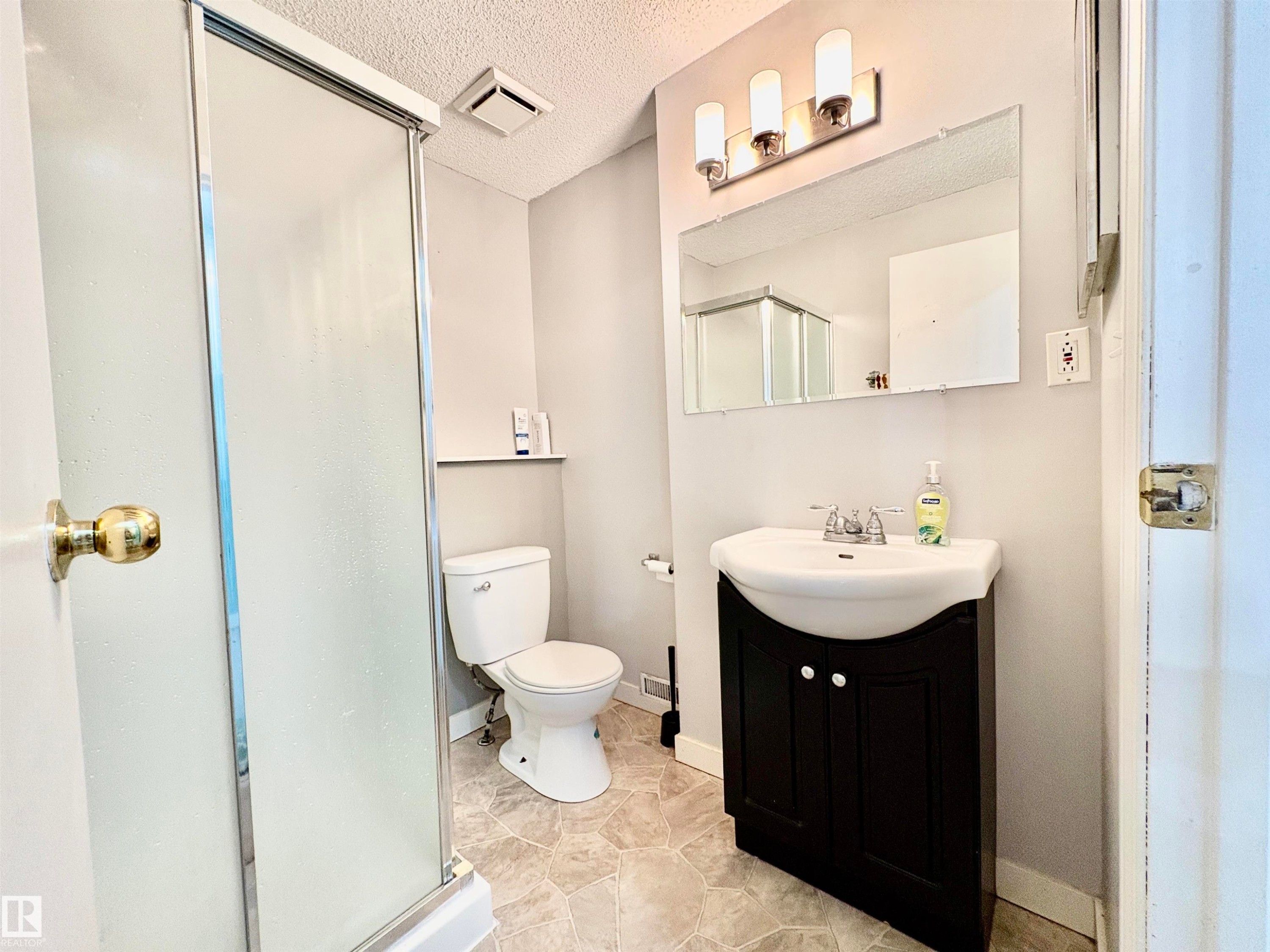 325 Kline Crescent Nw, Edmonton, AB - Indoor Photo Showing Bathroom