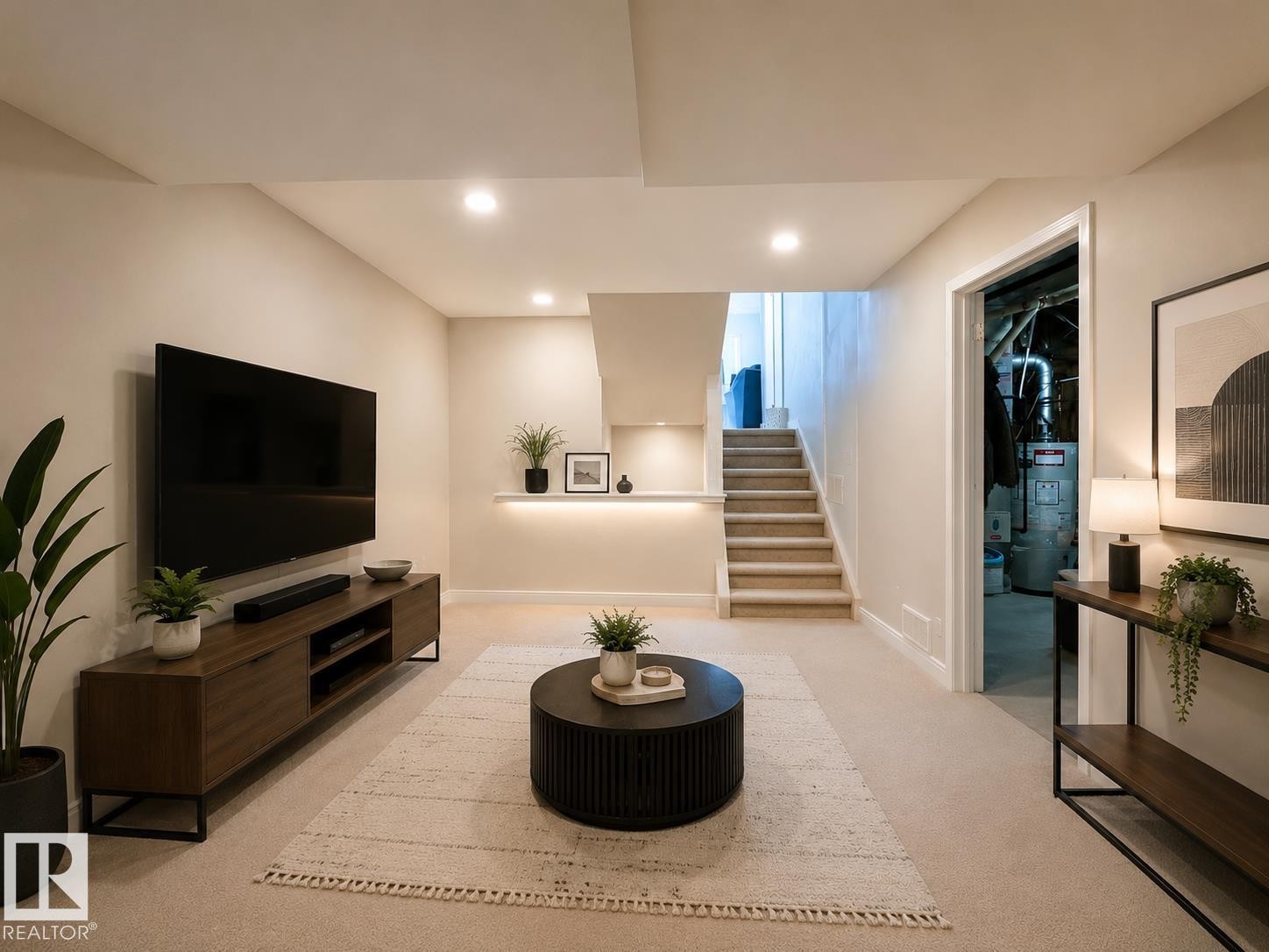 325 Kline Crescent Nw, Edmonton, AB - Indoor Photo Showing Living Room