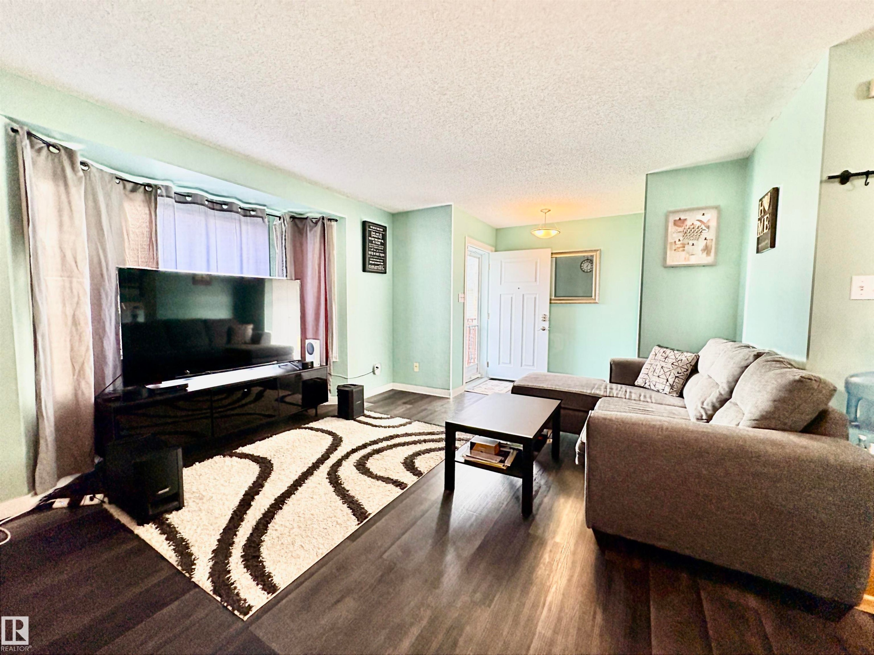 325 Kline Crescent Nw, Edmonton, AB - Indoor Photo Showing Living Room