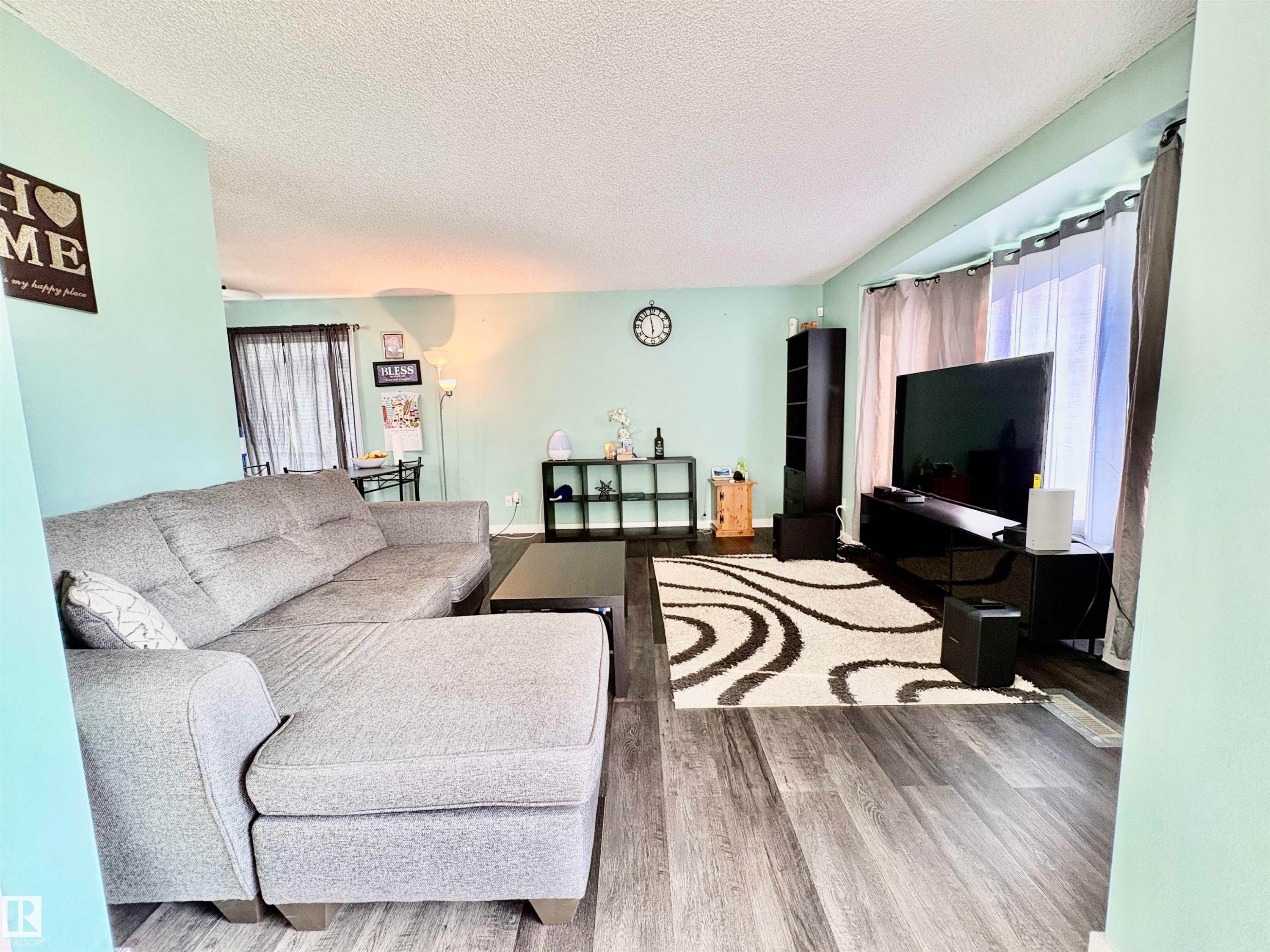 325 Kline Crescent Nw, Edmonton, AB - Indoor Photo Showing Living Room