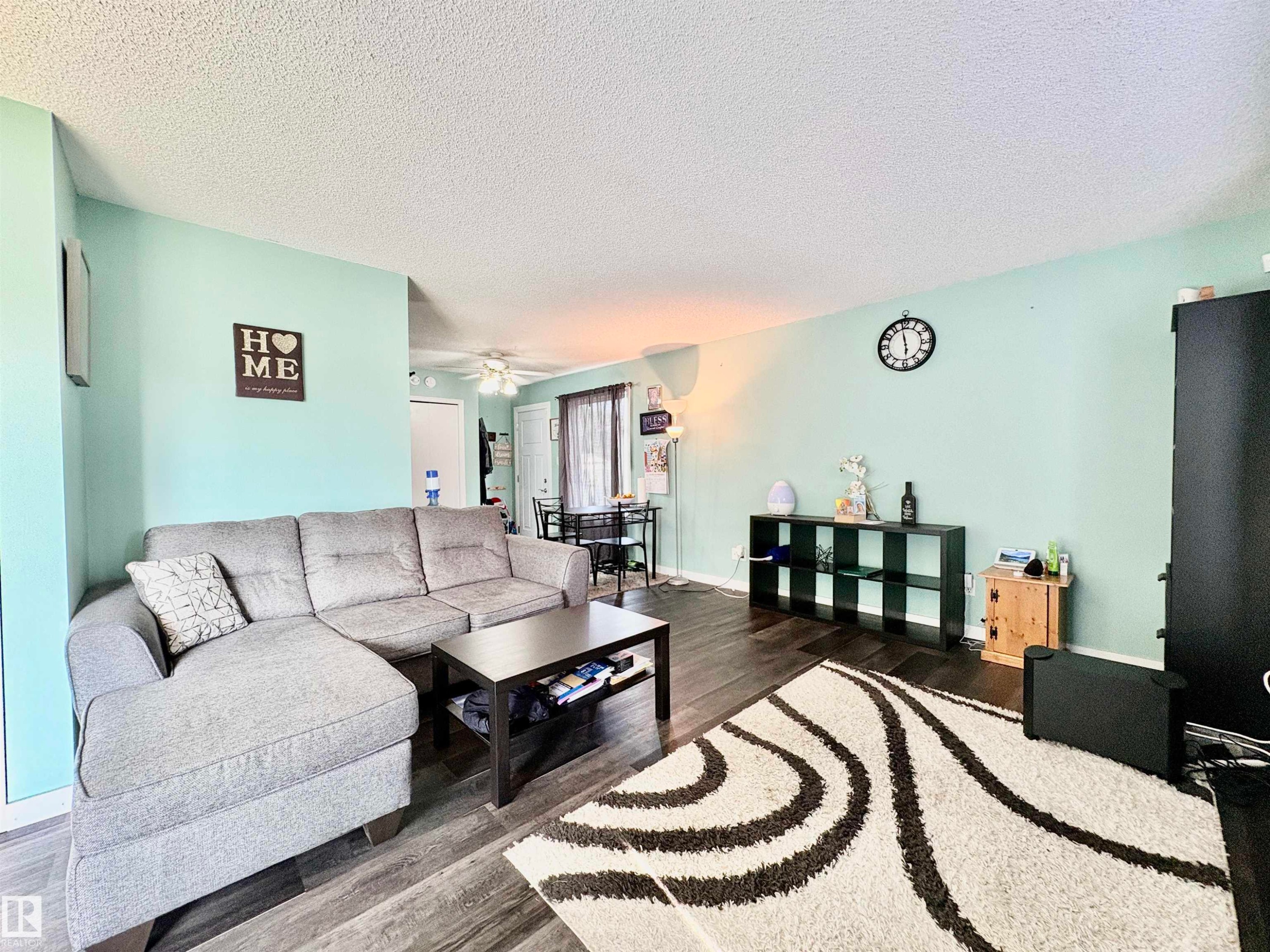 325 Kline Crescent Nw, Edmonton, AB - Indoor Photo Showing Living Room