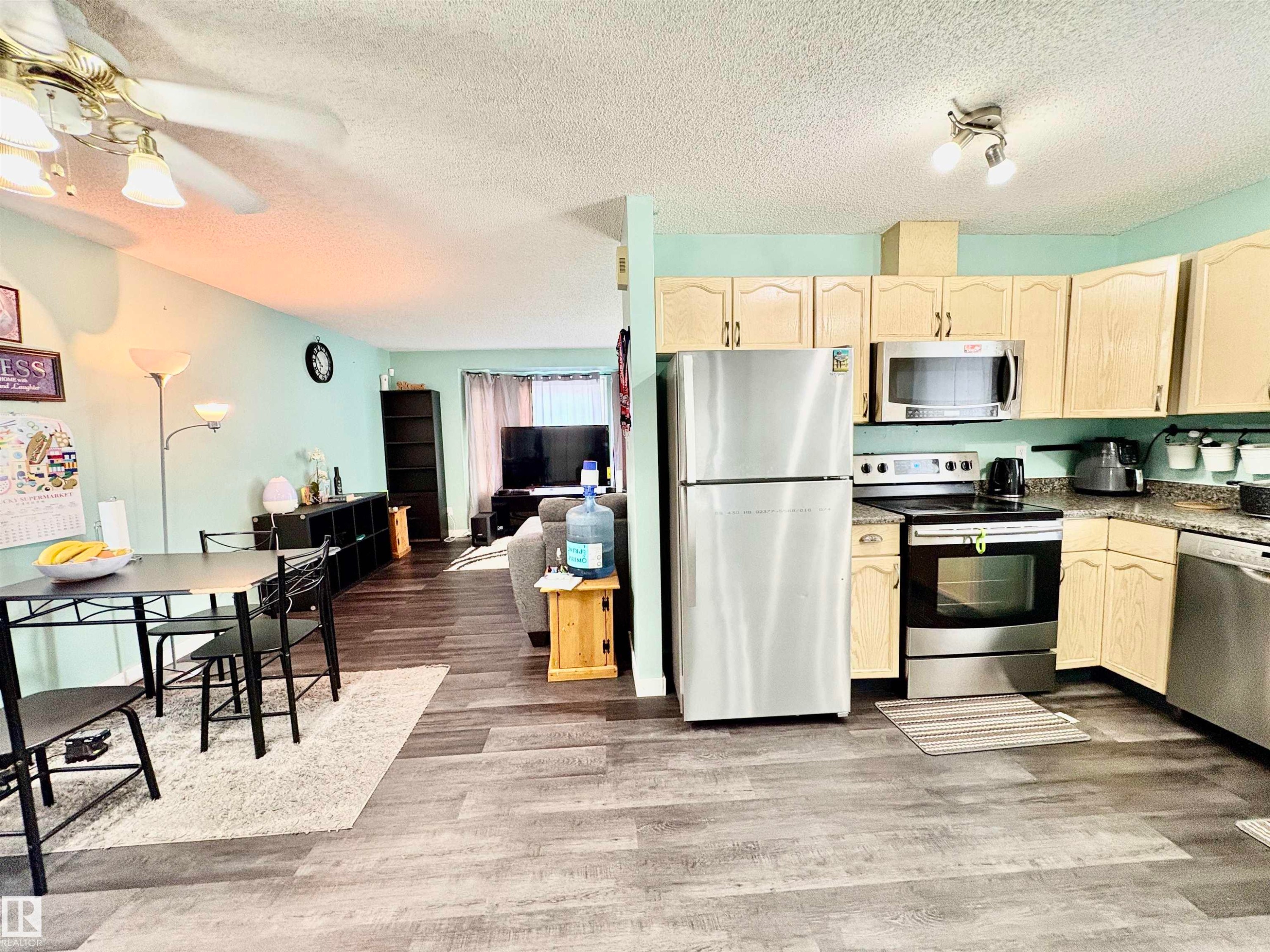 325 Kline Crescent Nw, Edmonton, AB - Indoor Photo Showing Kitchen