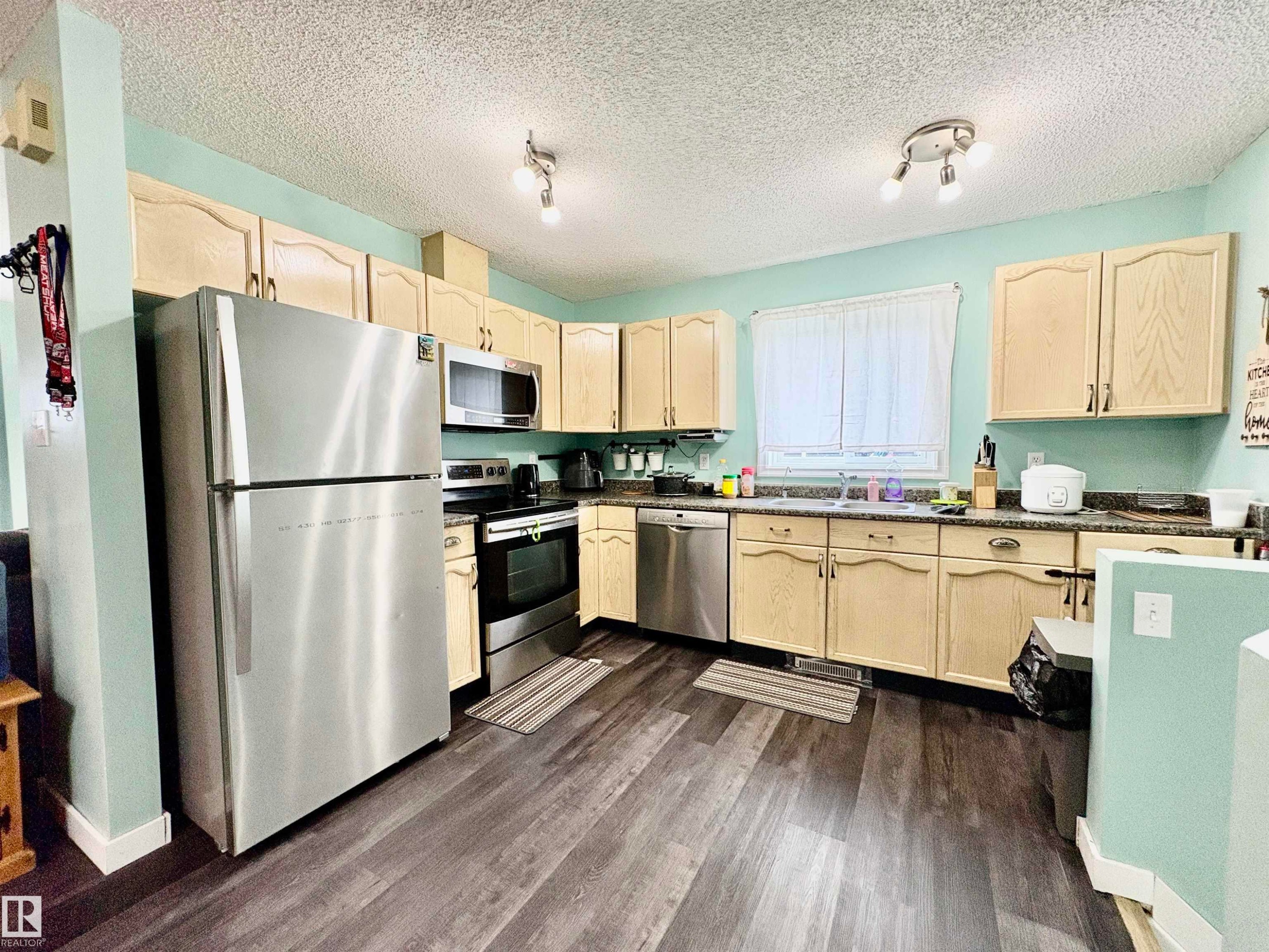 325 Kline Crescent Nw, Edmonton, AB - Indoor Photo Showing Kitchen