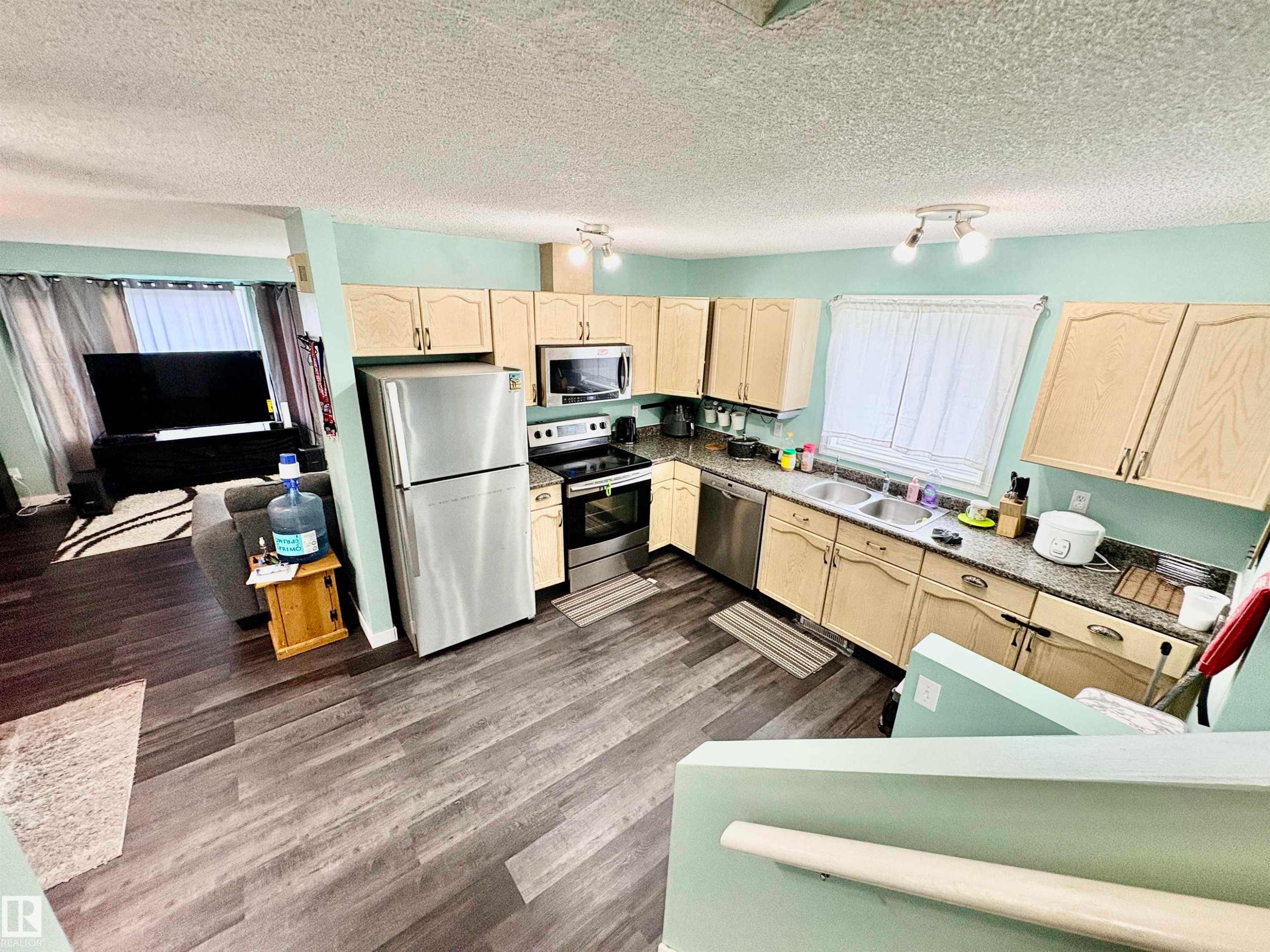 325 Kline Crescent Nw, Edmonton, AB - Indoor Photo Showing Kitchen With Double Sink