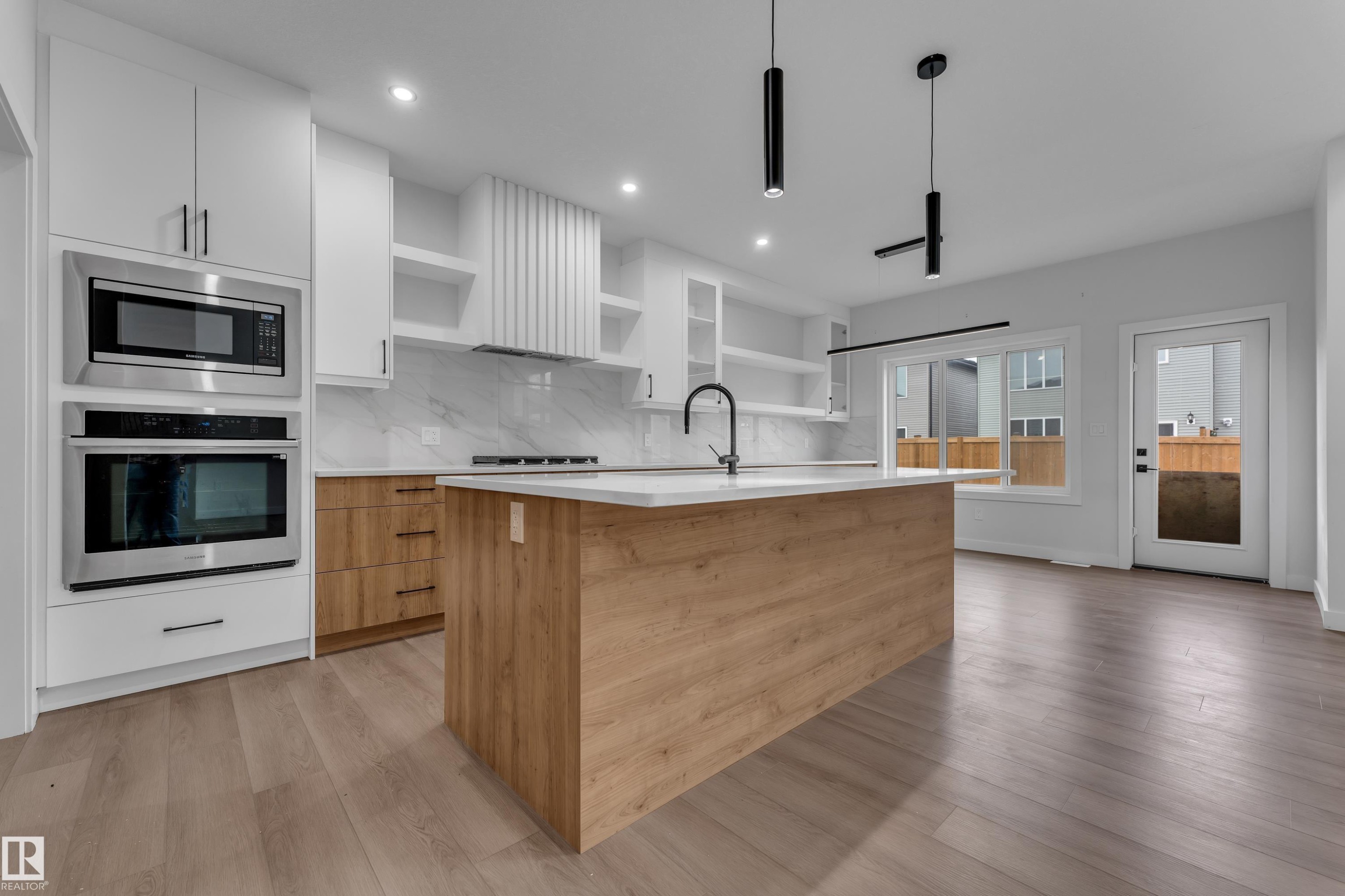 3615 42 Avenue, Beaumont, AB - Indoor Photo Showing Kitchen With Upgraded Kitchen