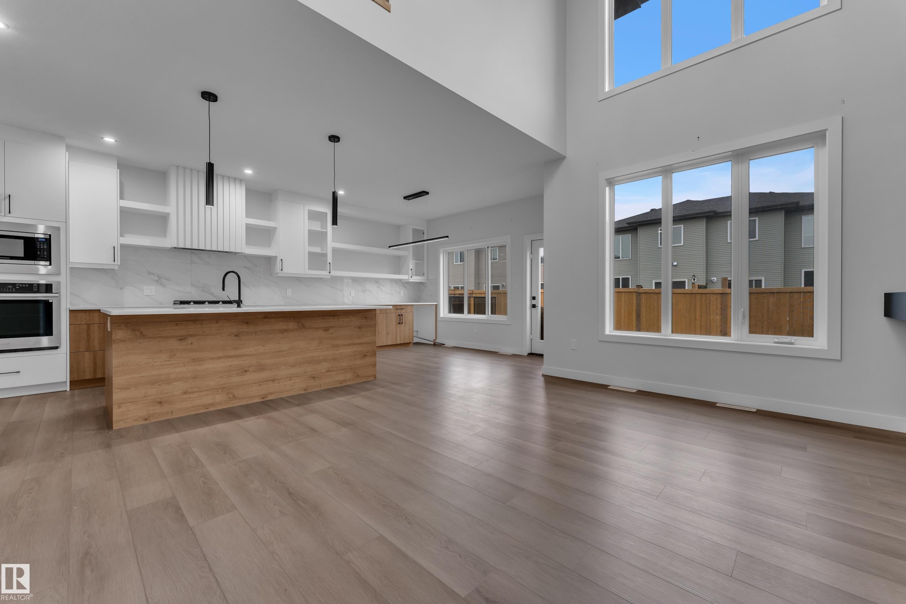 3615 42 Avenue, Beaumont, AB - Indoor Photo Showing Kitchen