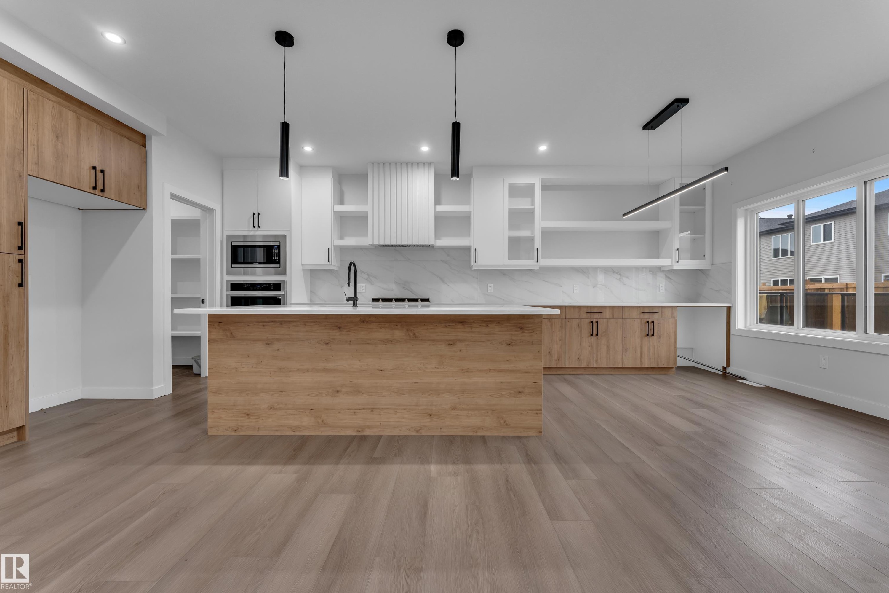 3615 42 Avenue, Beaumont, AB - Indoor With Storage