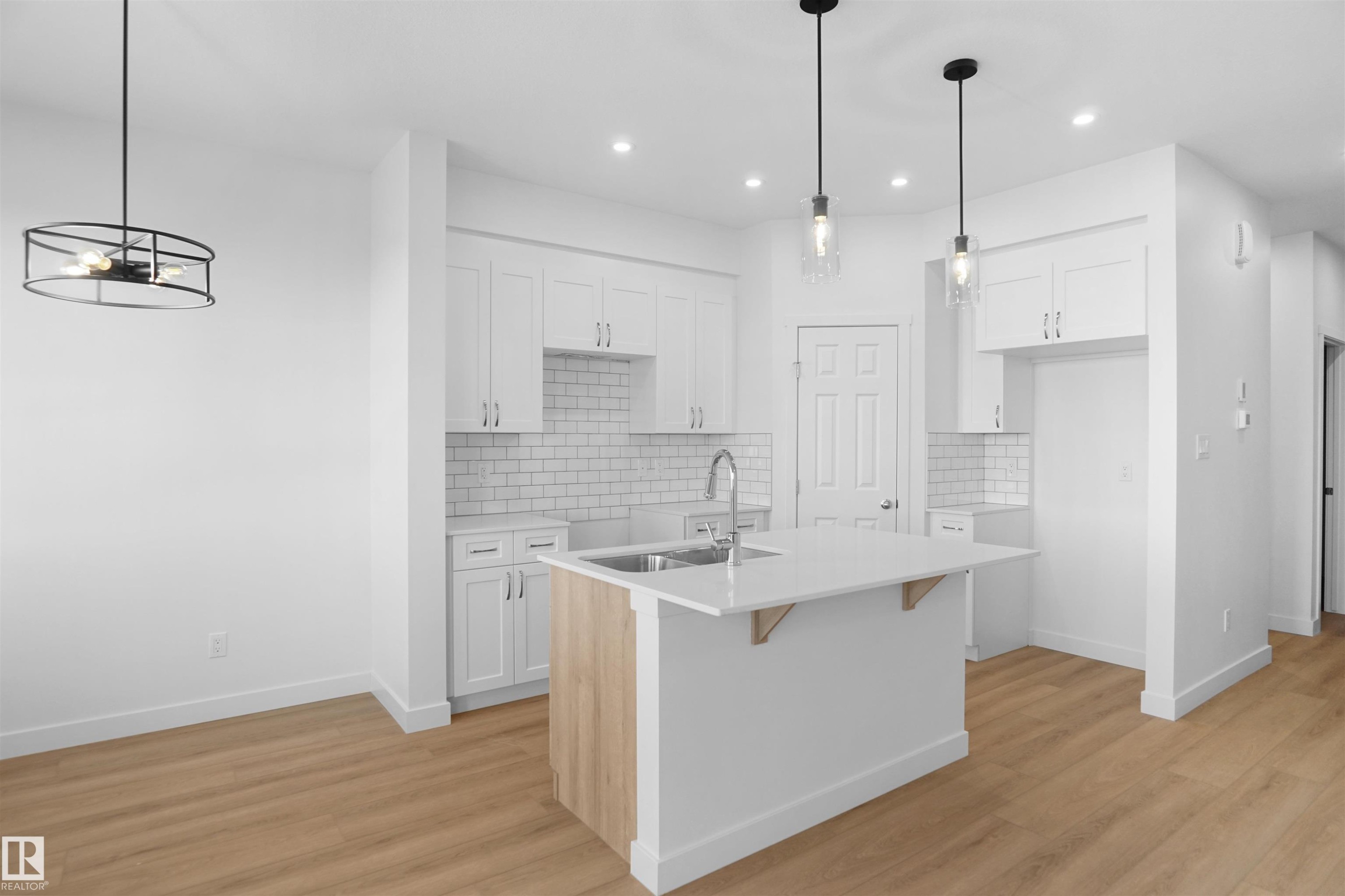2128 210 Street Nw, Edmonton, AB - Indoor Photo Showing Kitchen With Upgraded Kitchen