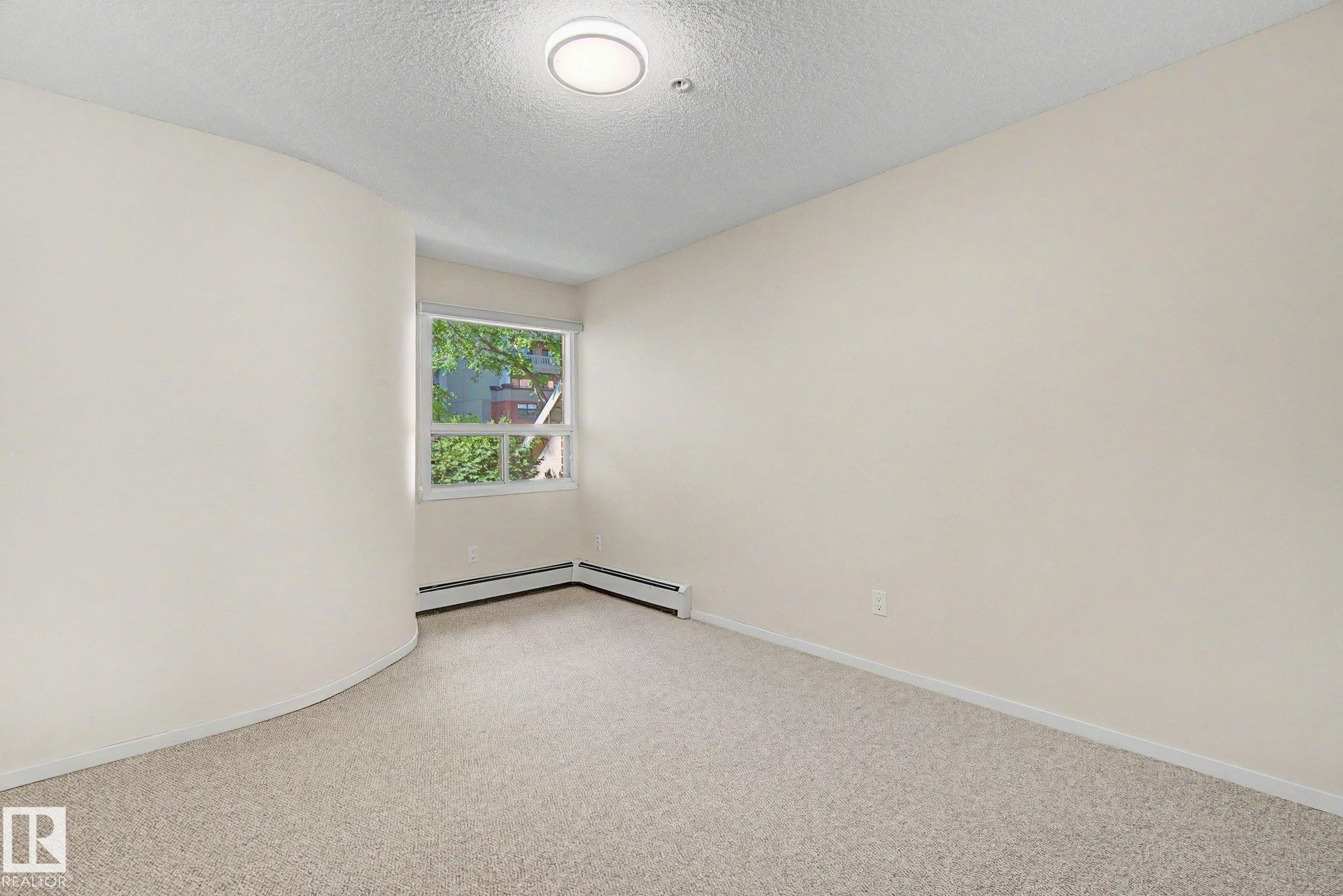 Room featuring light-toned carpet flooring and a neutral painted wall finish - 11150 83 Avenue Nw, Edmonton, AB