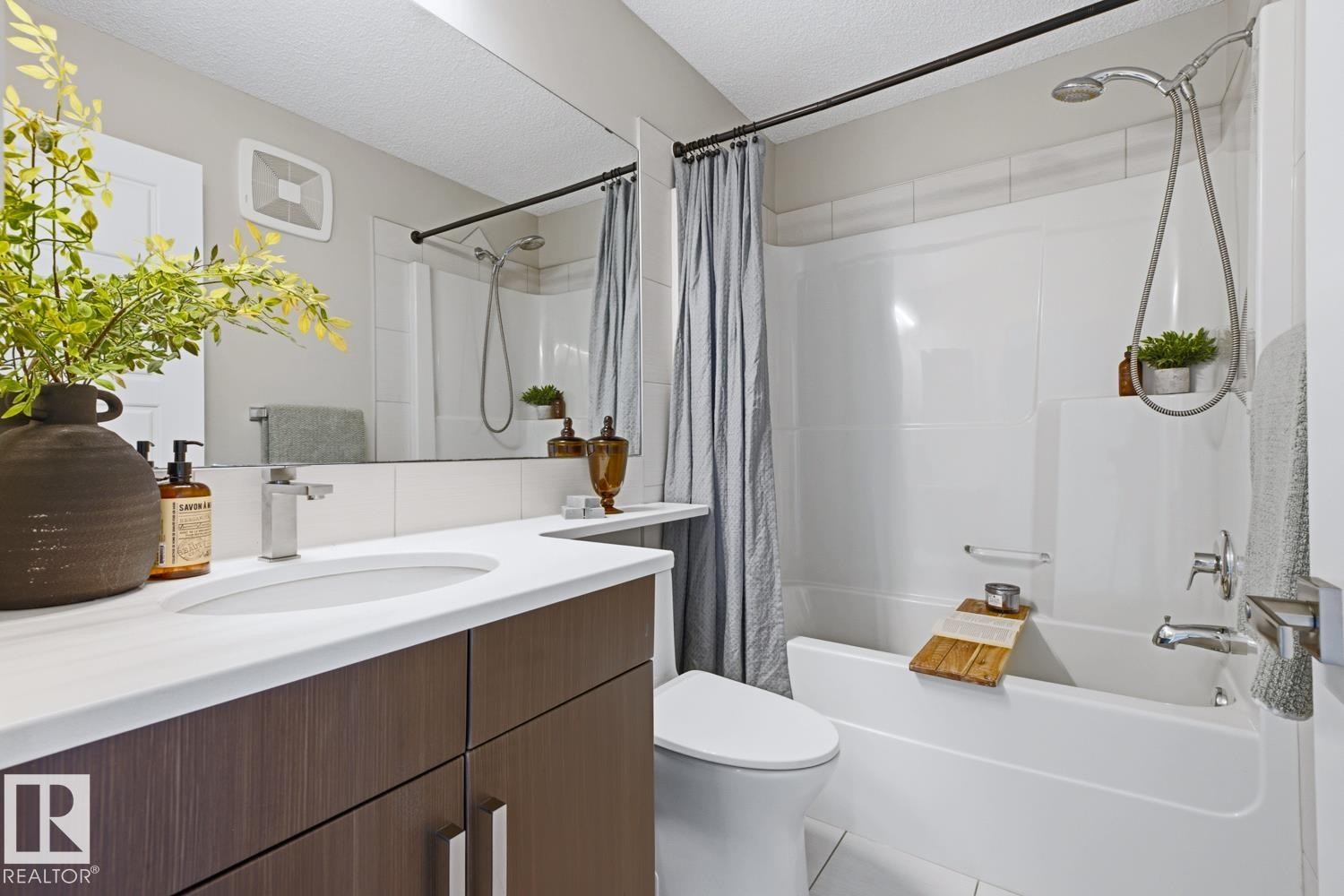 17677 60A Street Nw, Edmonton, AB - Indoor Photo Showing Bathroom