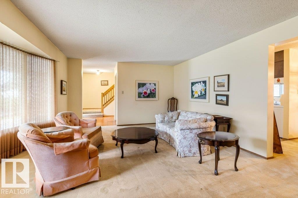 11113 173A Avenue Nw, Edmonton, AB - Indoor Photo Showing Living Room