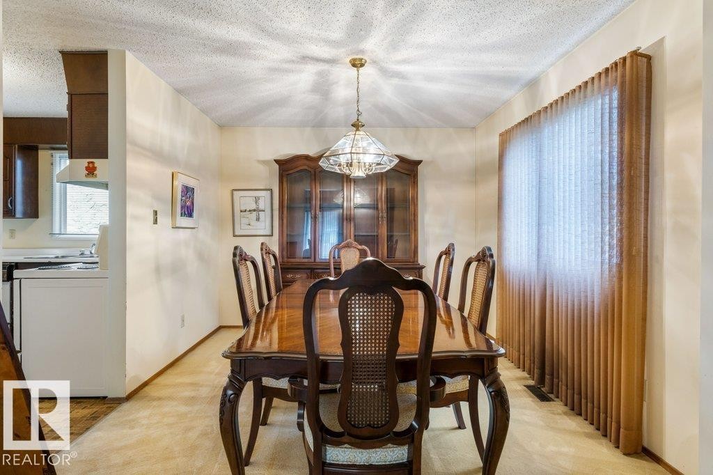 11113 173A Avenue Nw, Edmonton, AB - Indoor Photo Showing Dining Room