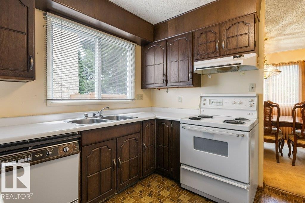 11113 173A Avenue Nw, Edmonton, AB - Indoor Photo Showing Kitchen With Double Sink