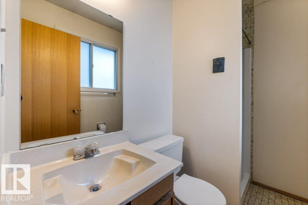 11113 173A Avenue Nw, Edmonton, AB - Indoor Photo Showing Bathroom