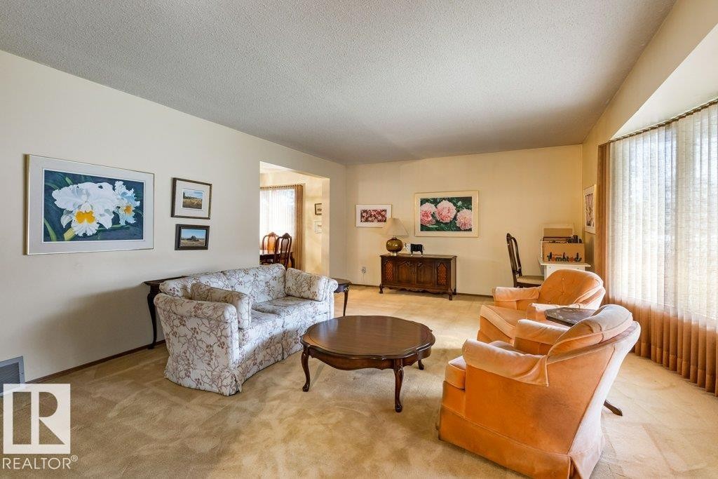 11113 173A Avenue Nw, Edmonton, AB - Indoor Photo Showing Living Room