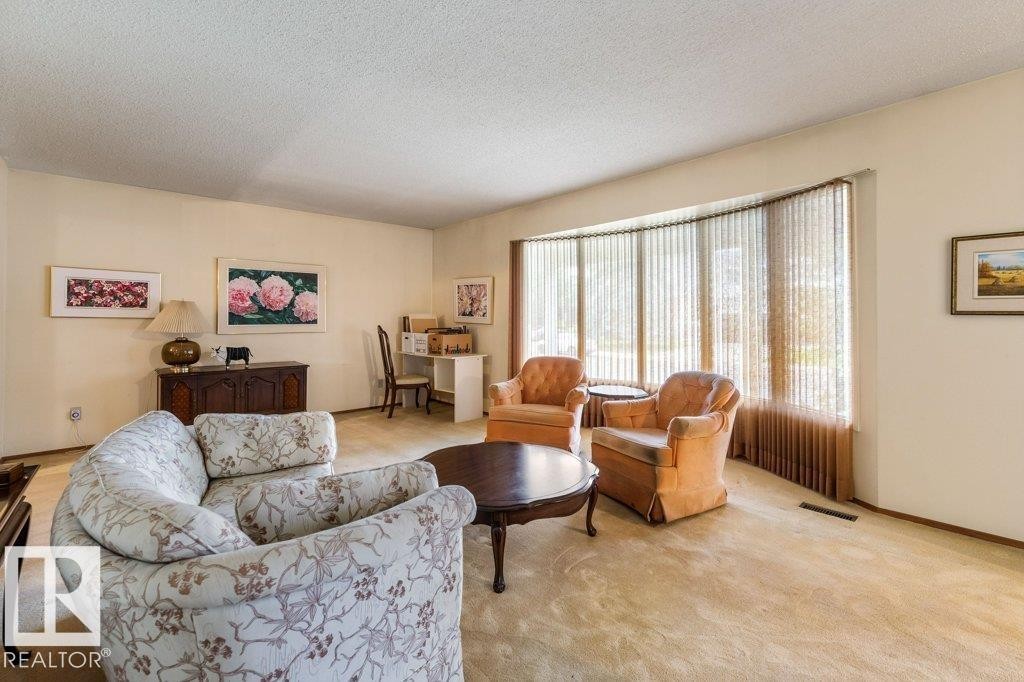 11113 173A Avenue Nw, Edmonton, AB - Indoor Photo Showing Living Room