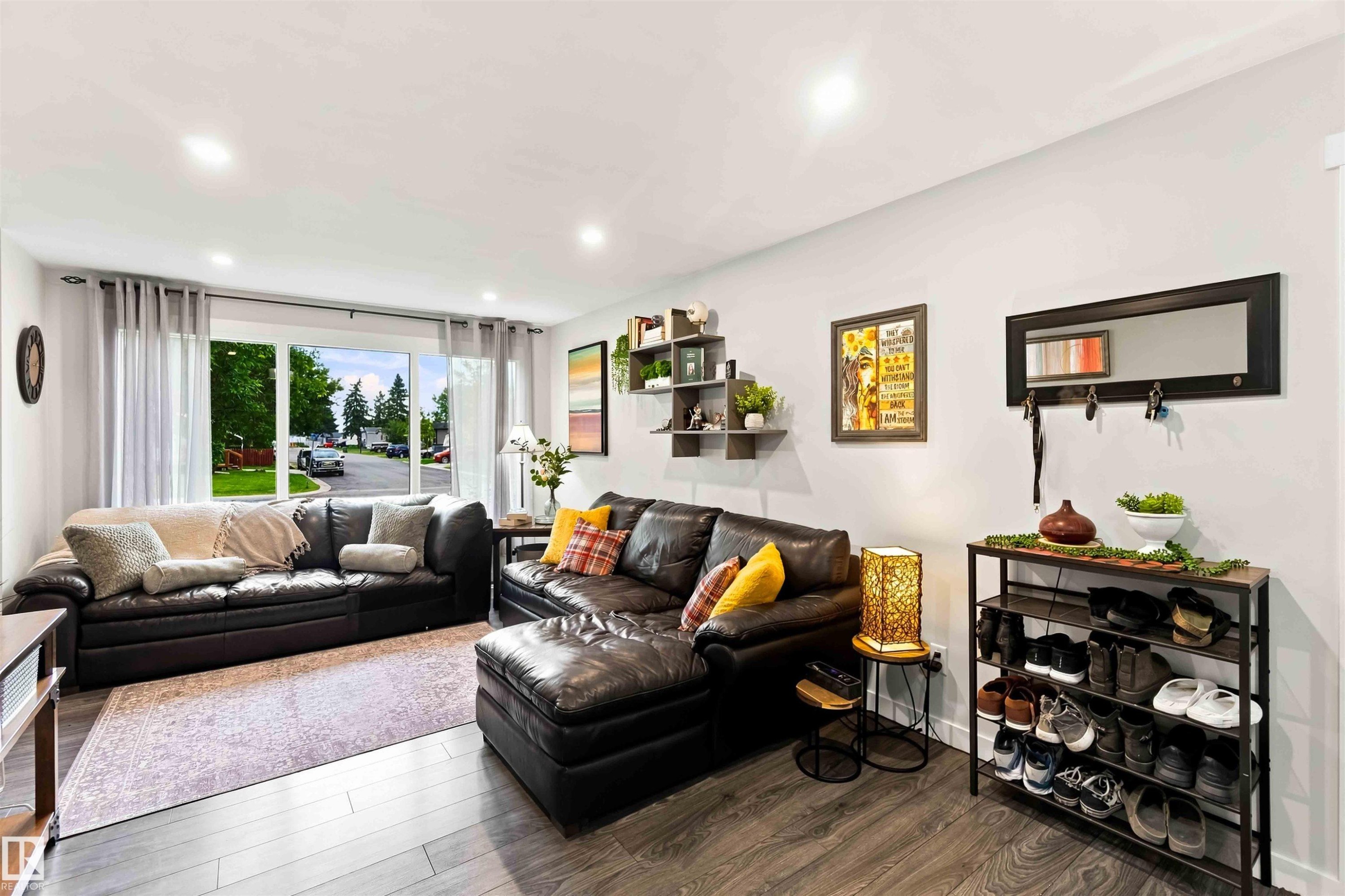 5103 57 Avenue, Leduc, AB - Indoor Photo Showing Living Room