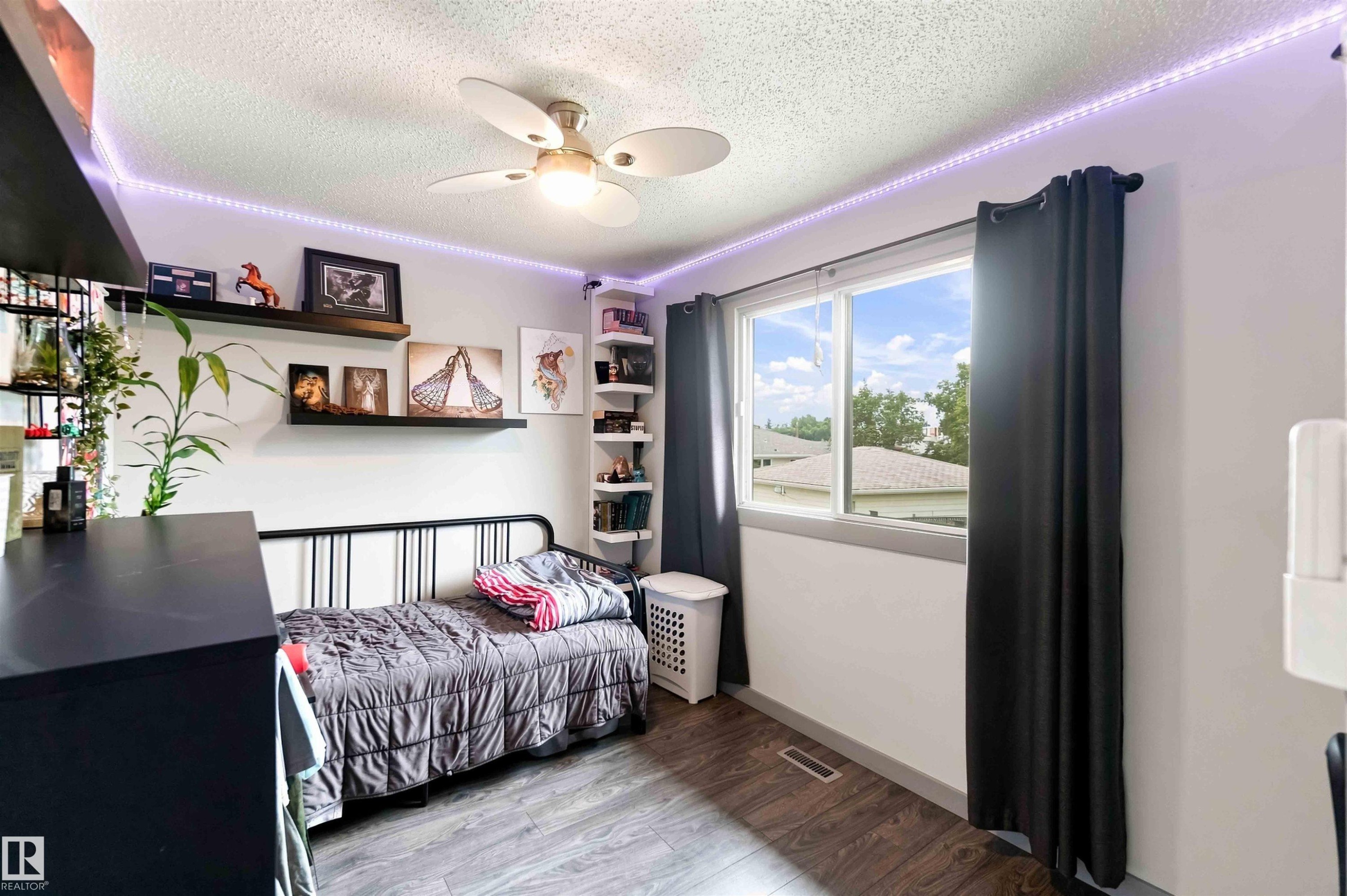 5103 57 Avenue, Leduc, AB - Indoor Photo Showing Bedroom