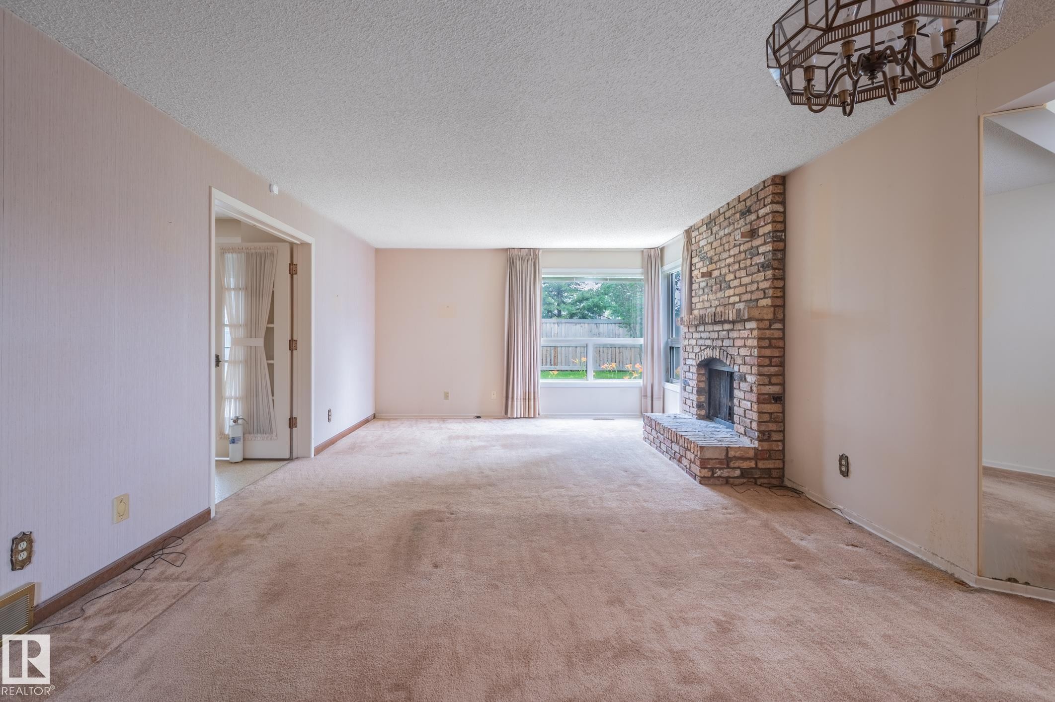 33 Whiteoaks Estates, St. Albert, AB - Indoor With Fireplace