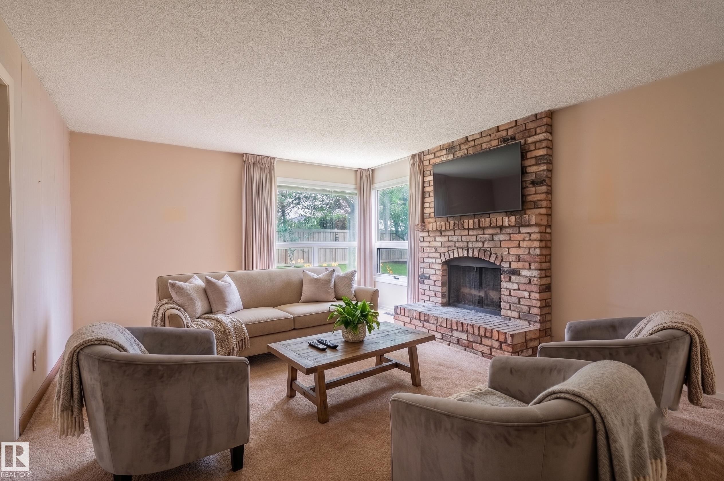 33 Whiteoaks Estates, St. Albert, AB - Indoor Photo Showing Living Room With Fireplace