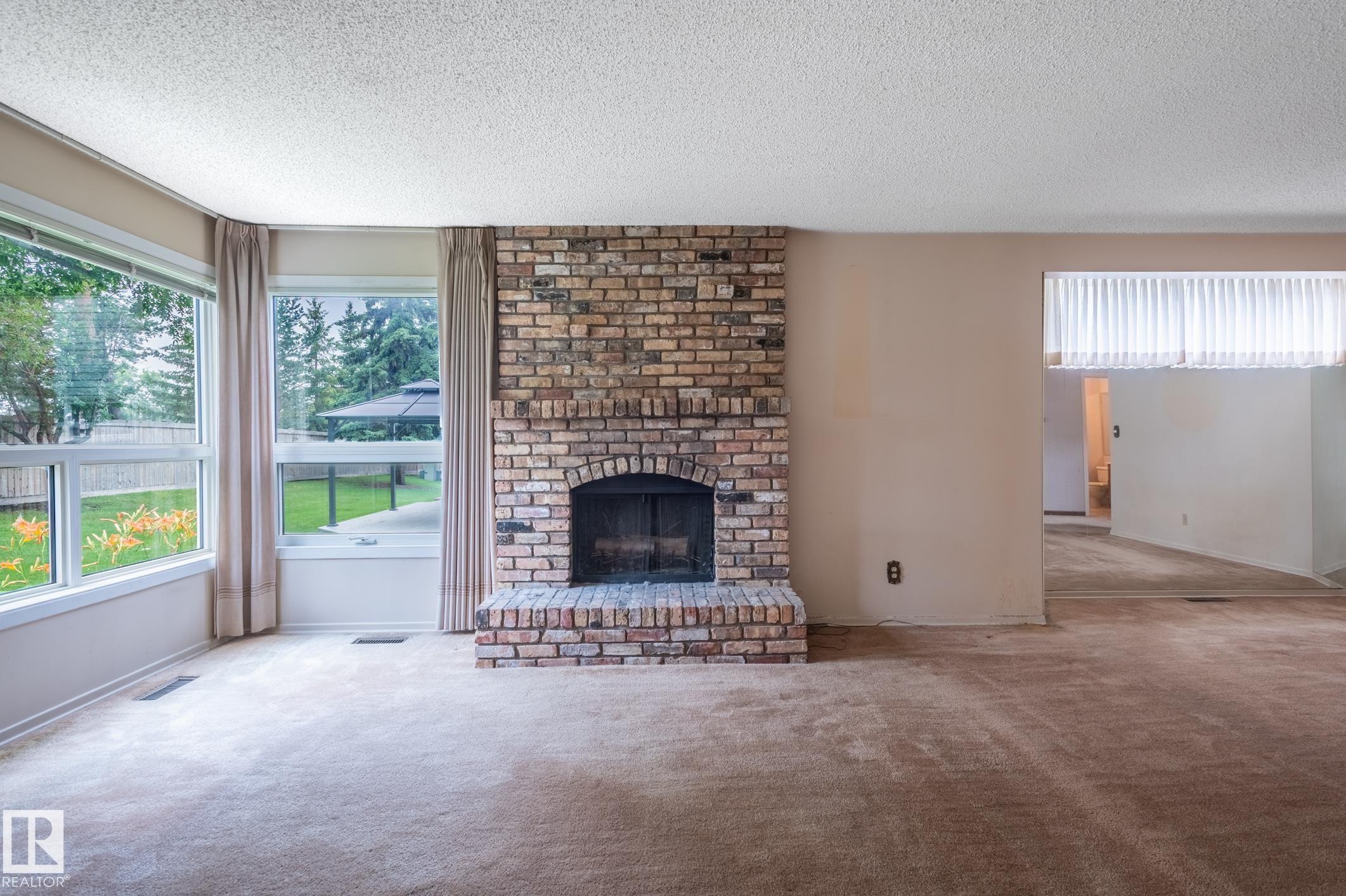 33 Whiteoaks Estates, St. Albert, AB - Indoor Photo Showing Living Room With Fireplace