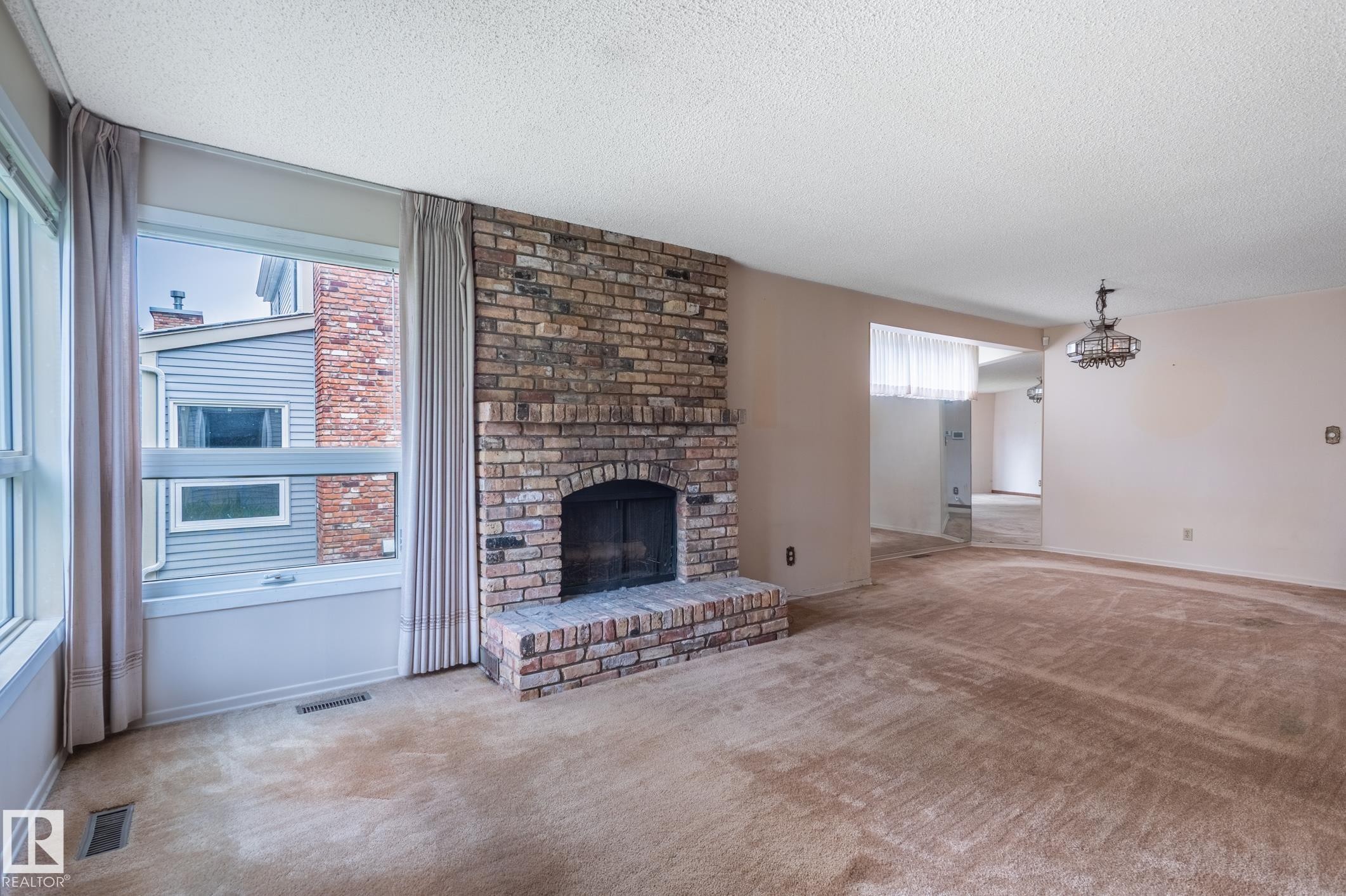 33 Whiteoaks Estates, St. Albert, AB - Indoor Photo Showing Living Room With Fireplace
