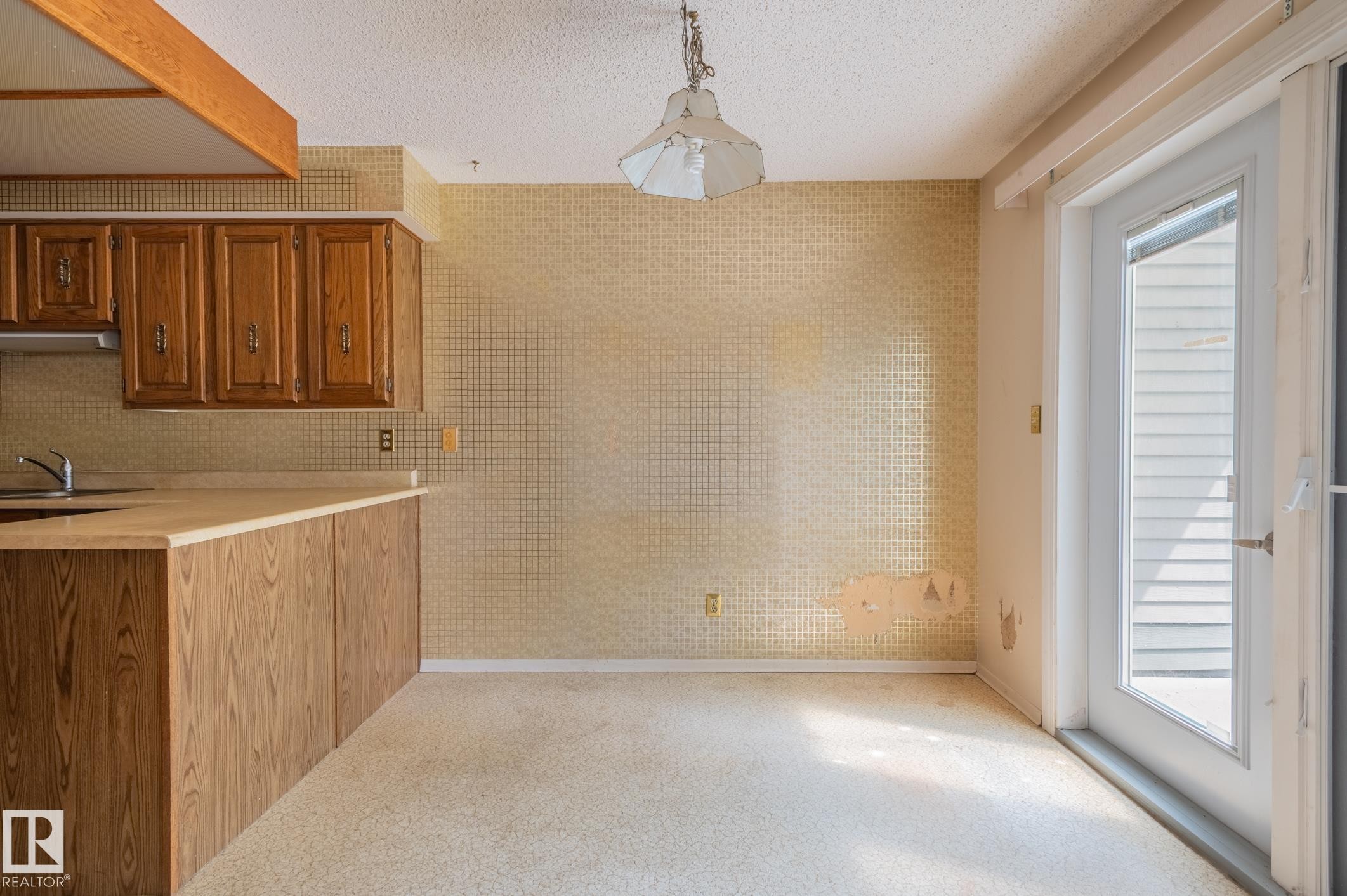 33 Whiteoaks Estates, St. Albert, AB - Indoor Photo Showing Other Room