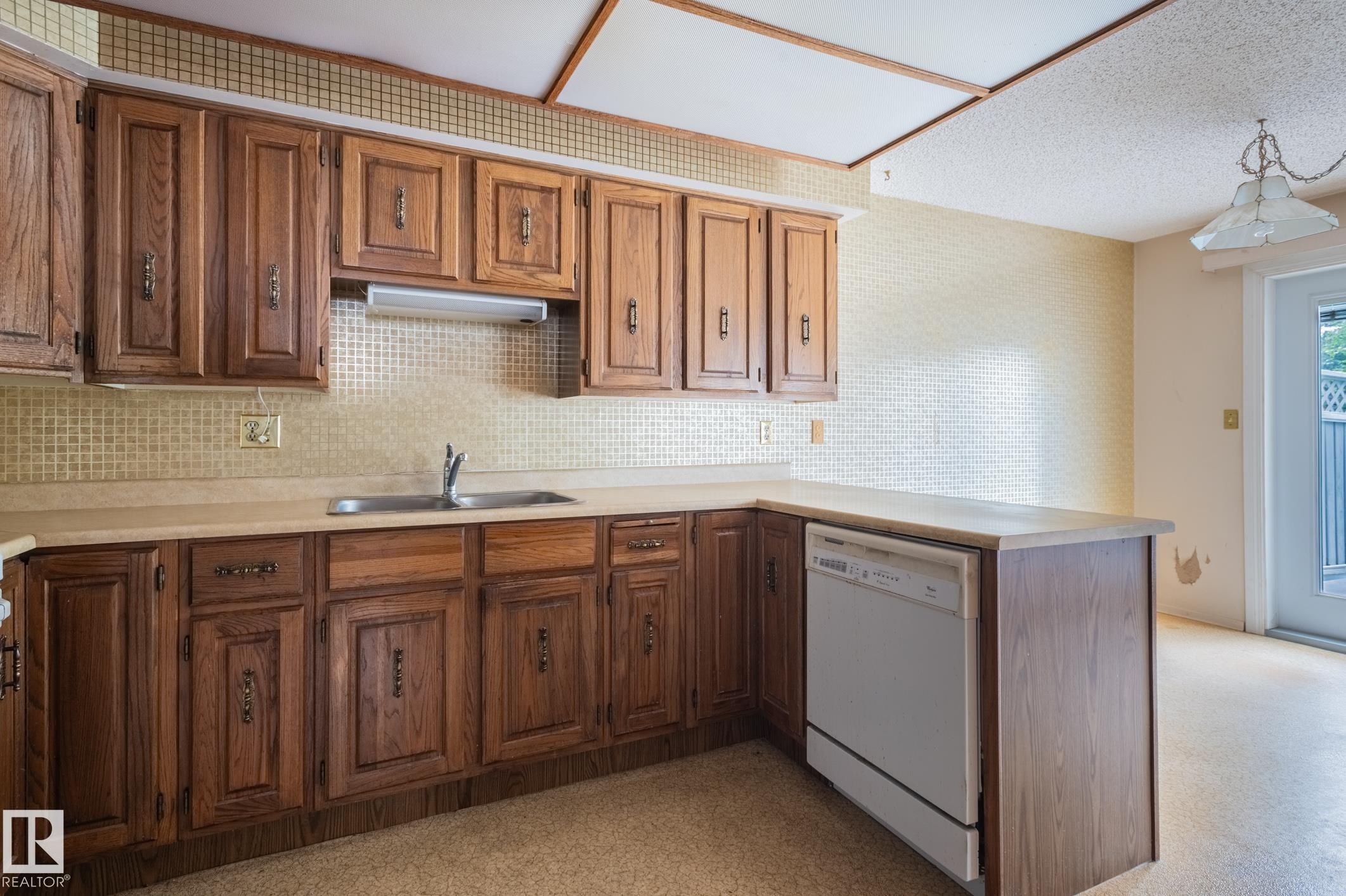 33 Whiteoaks Estates, St. Albert, AB - Indoor Photo Showing Kitchen With Double Sink
