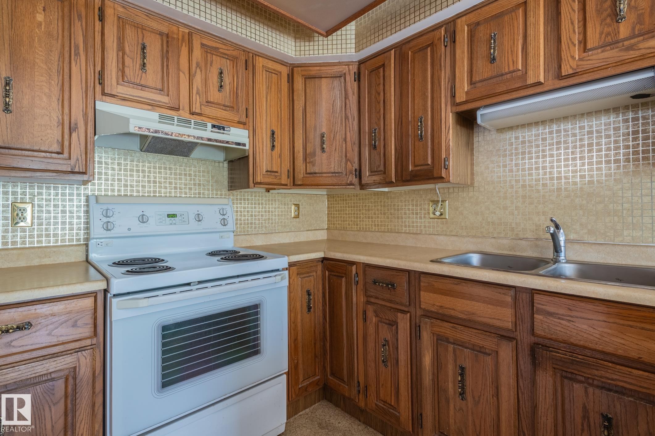 33 Whiteoaks Estates, St. Albert, AB - Indoor Photo Showing Kitchen With Double Sink