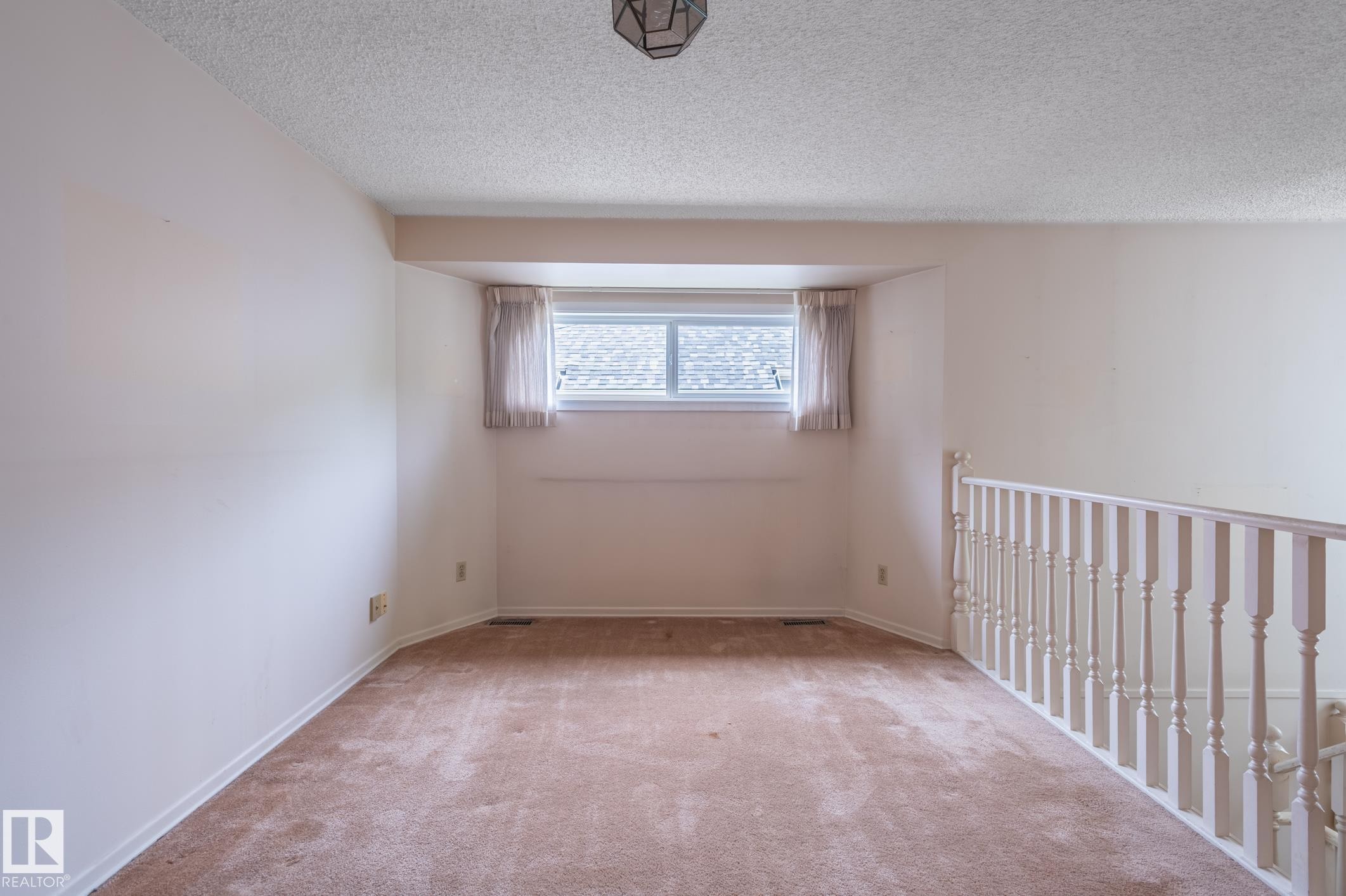 33 Whiteoaks Estates, St. Albert, AB - Indoor Photo Showing Other Room