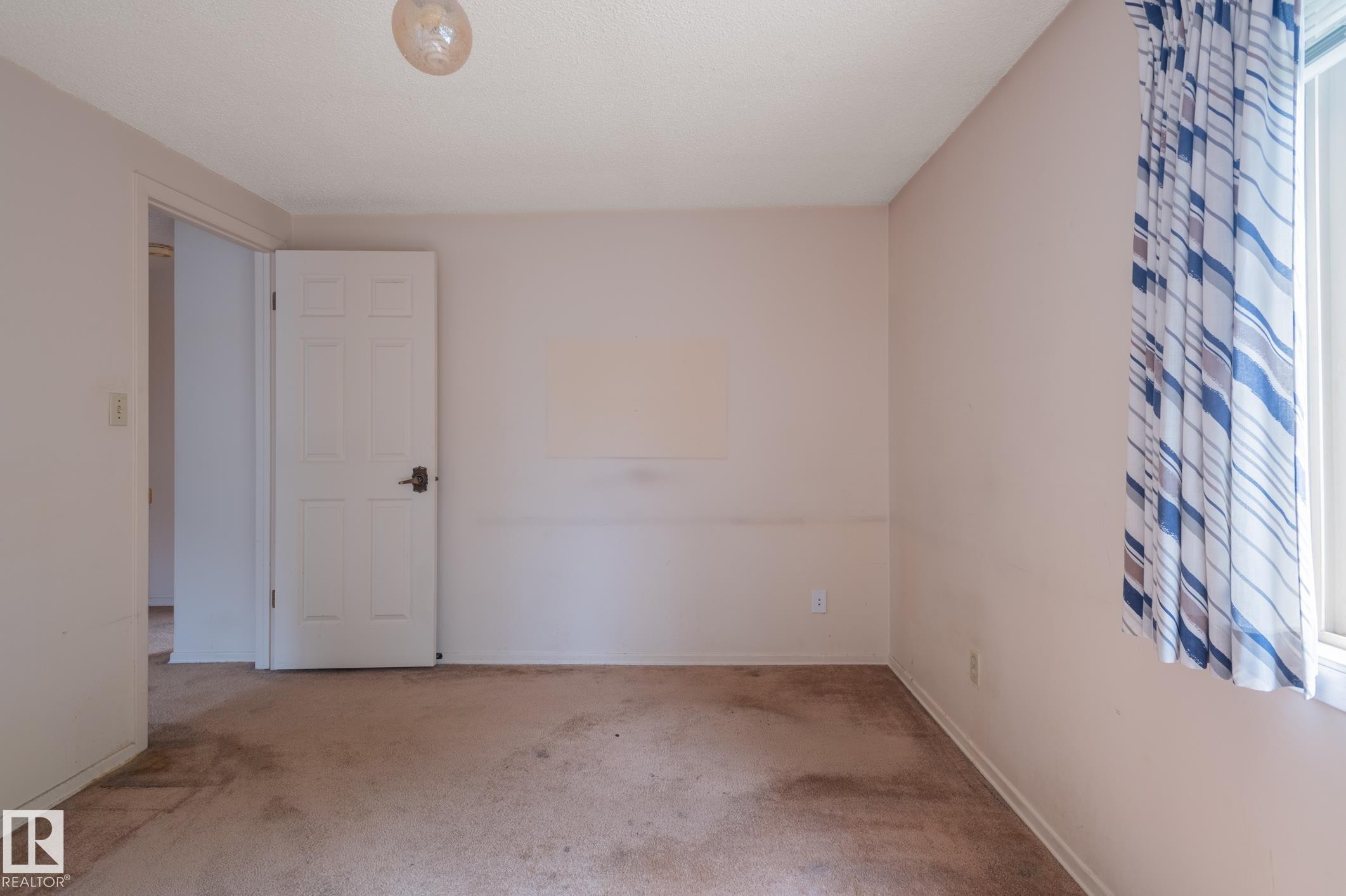 33 Whiteoaks Estates, St. Albert, AB - Indoor Photo Showing Other Room
